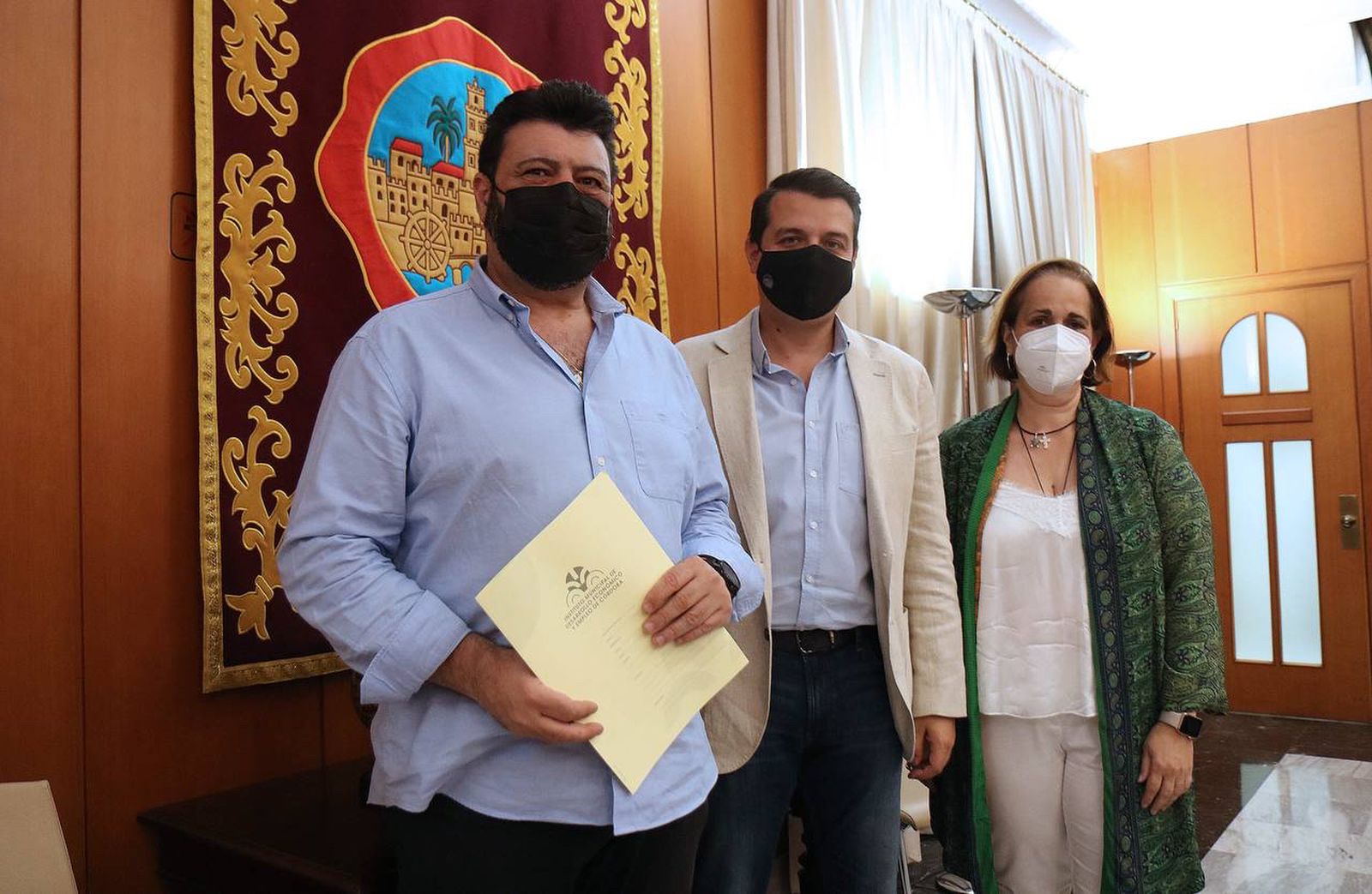 Vicente Palomares, José María Bellido y Blanca Torrent tras la firma del convenio entre el Imdeec, CCOO y UGT.