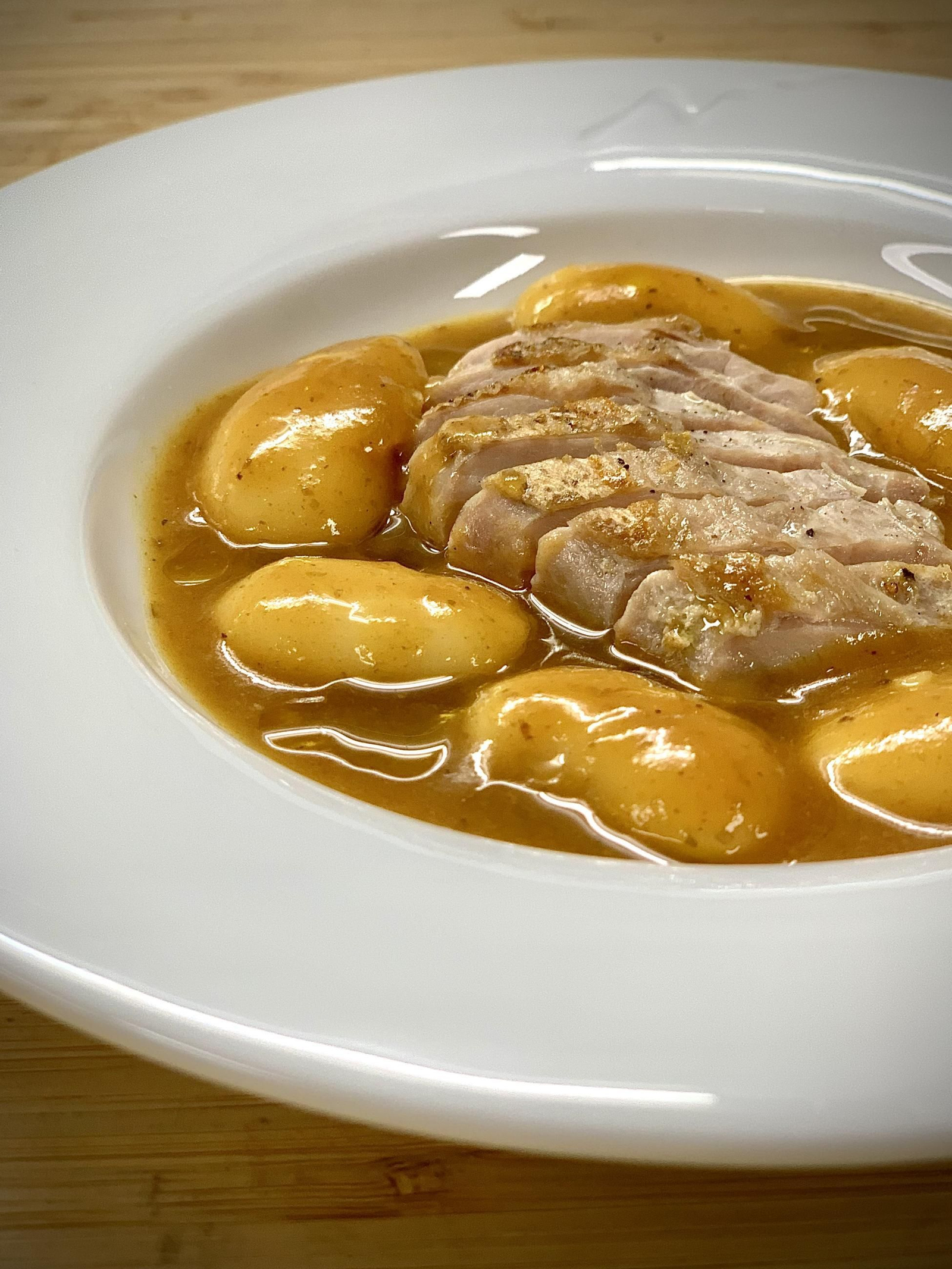 Judión de caza con pechuga de perdiz asada