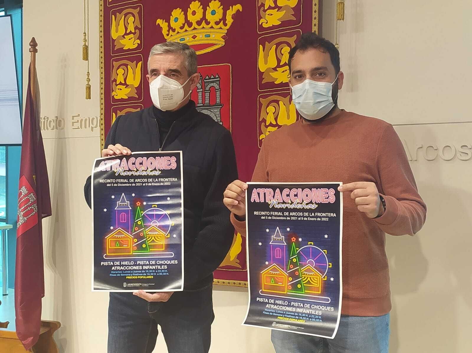 El alcalde, con el cartel con las atracciones.