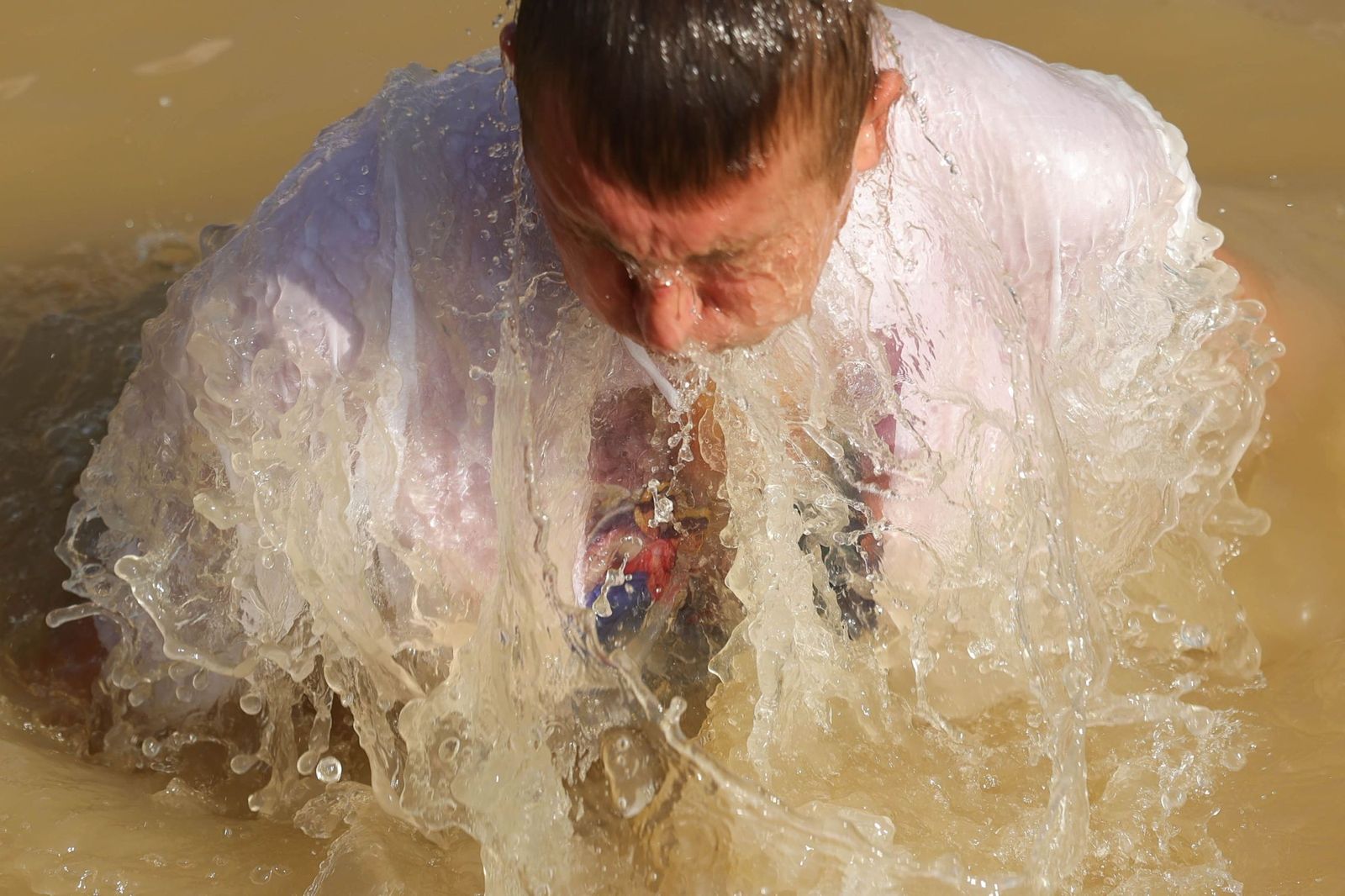 Procesión bautismal en el río Jordán.