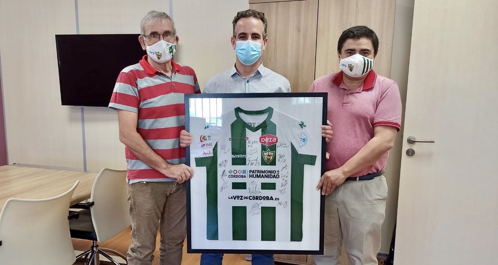 José García Román y Rafael Jiménez obsequian a Antonio Deza con una camiseta.