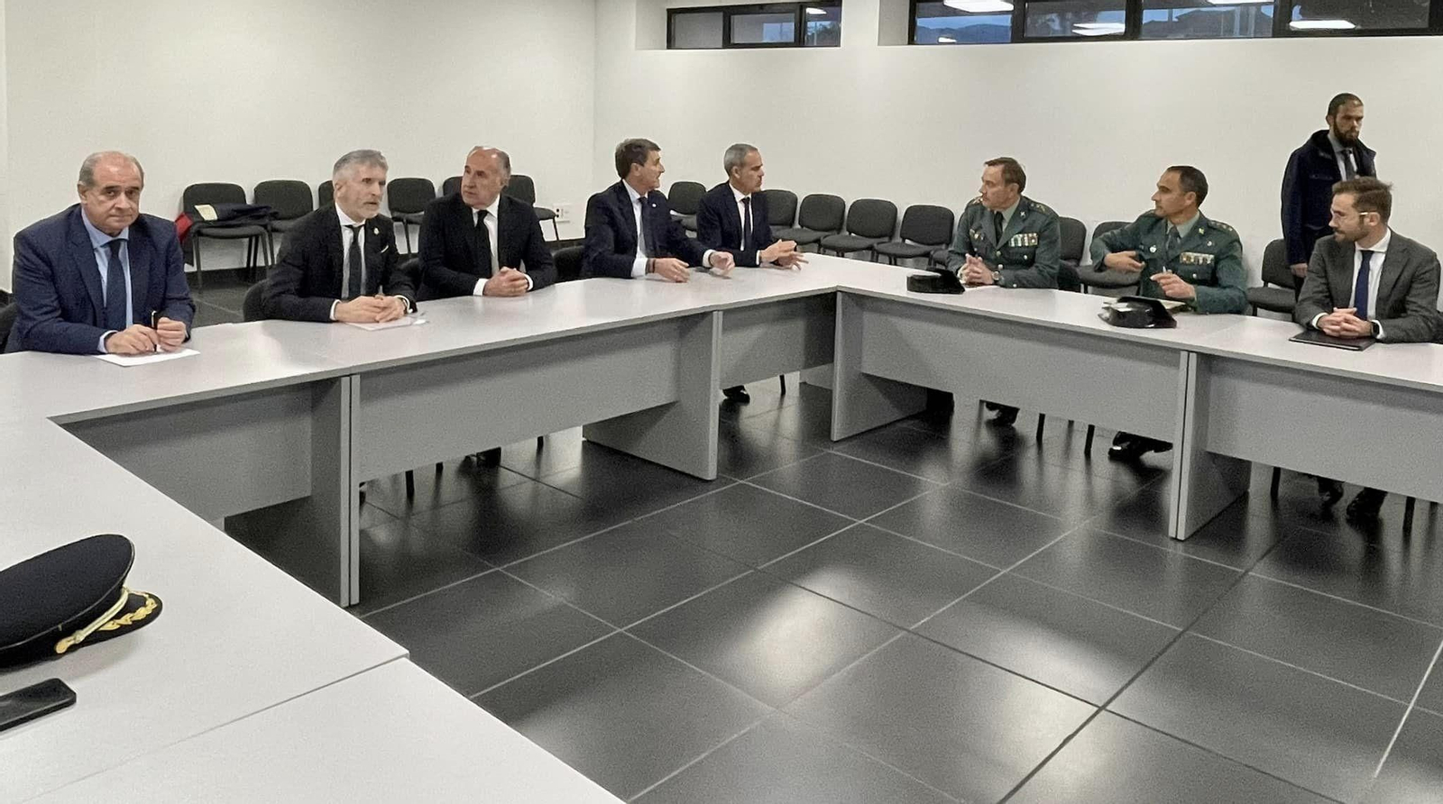 Grande-Marlaska, junto a Landaluce, en la reunión de seguridad celebrada el 26 de enero.