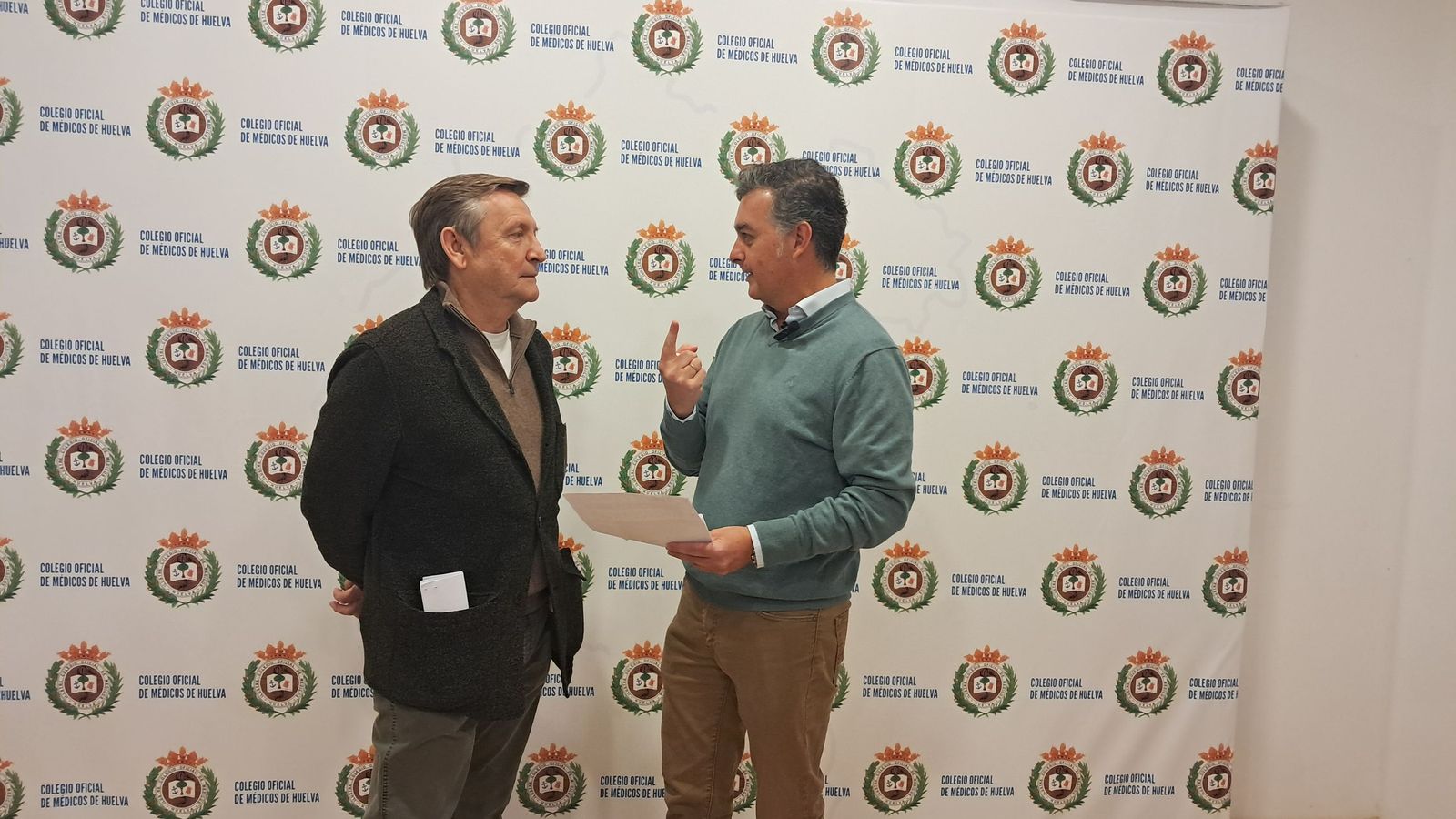 Justo Colchero, vicesecretario del Colegio de Médicos, y Juan Javier Márquez, secretario.