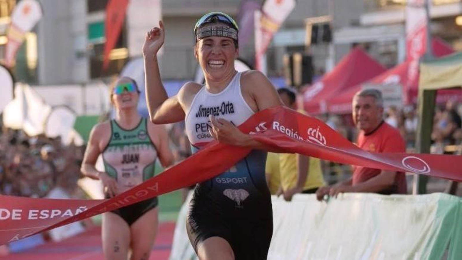 Maite Jiménez-Orta cruza la línea de meta bajo la mirada de su perseguidora.