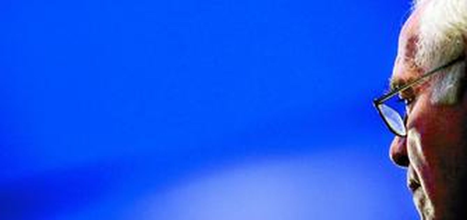 Luis Aragonés muestra un semblante serio durante una rueda de prensa en la que se defendió de los anuncios federativos sobre el nuevo seleccionador.