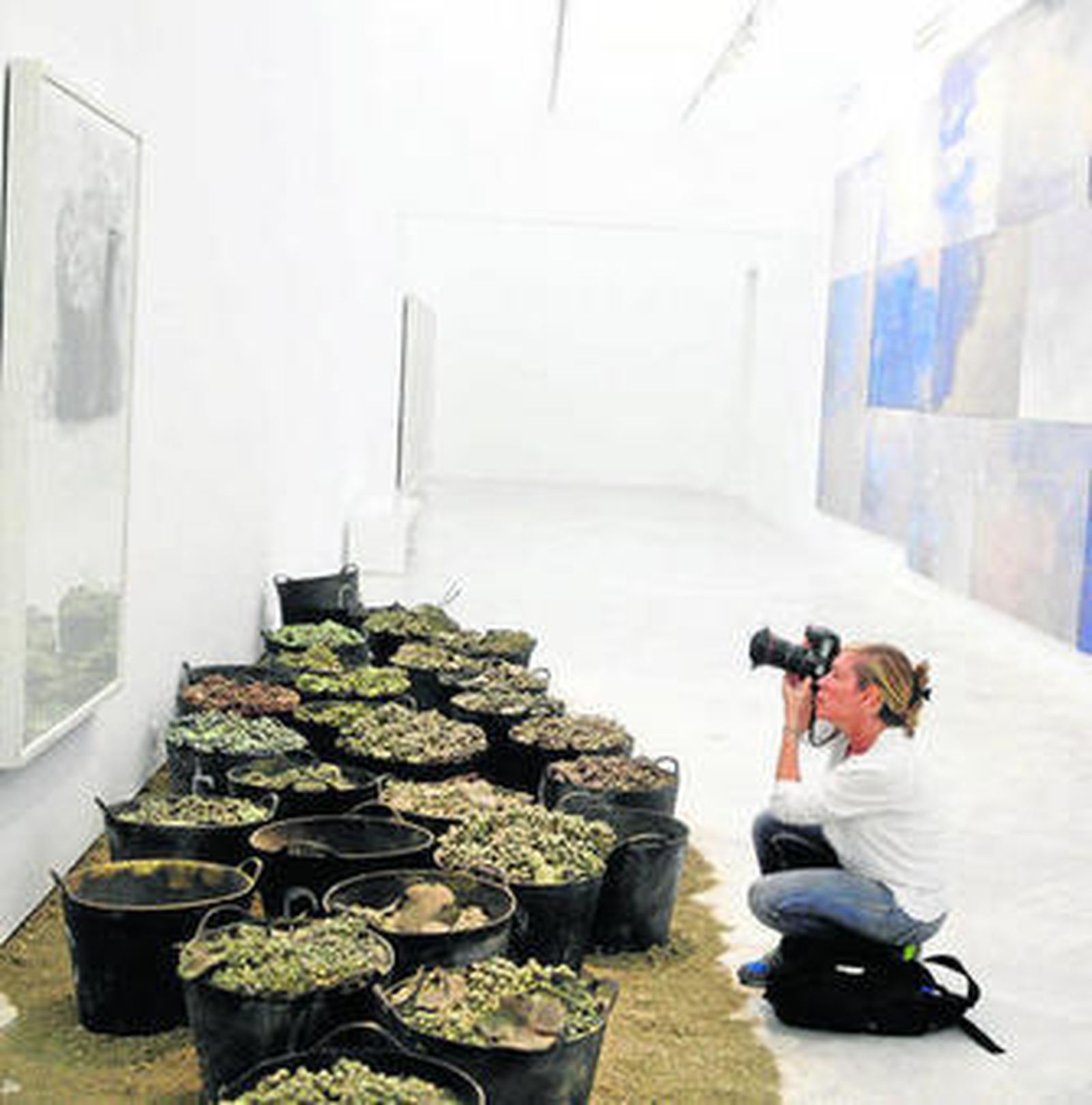 Una fotógrafa retrata una de las obras de la artista en el CAAC.