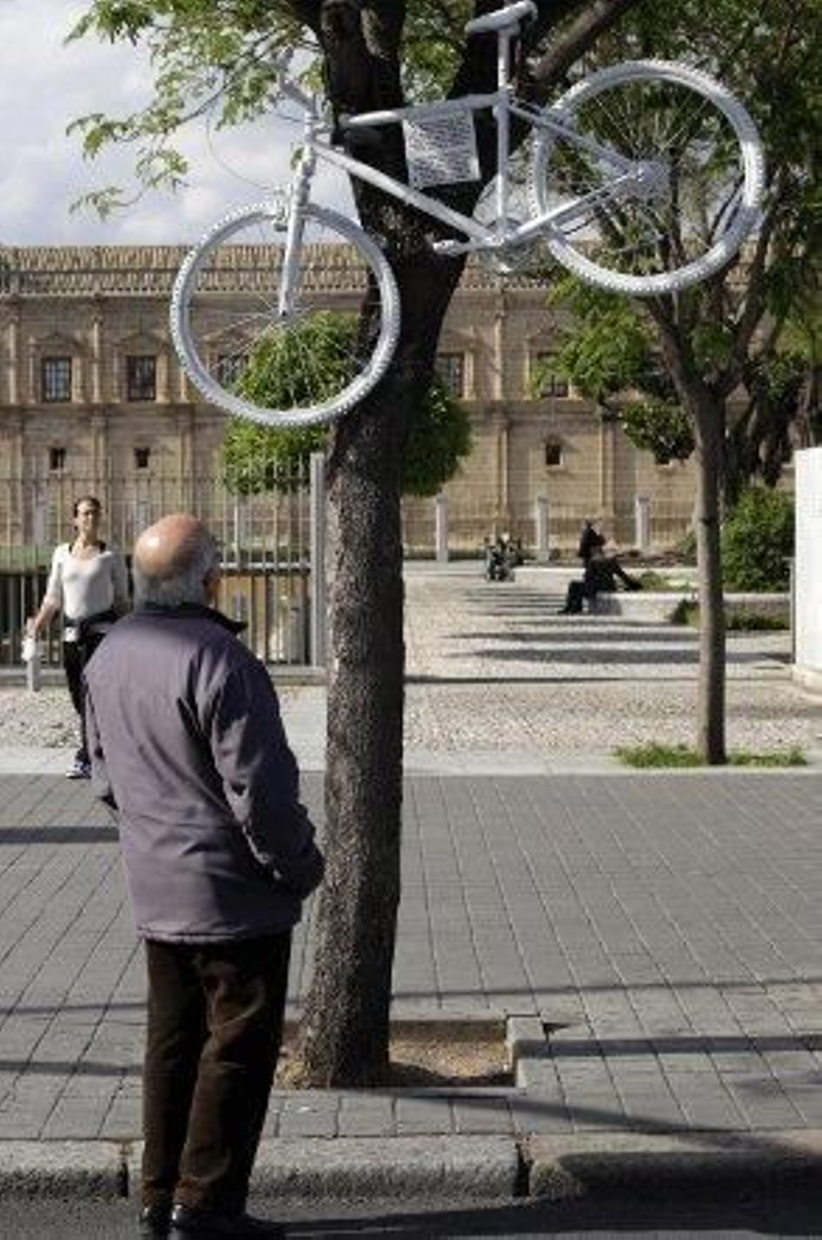 Homenaje con carga crítica al ciclista atropellado en la Macarena