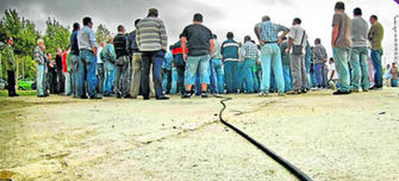 Los ex trabajadores de Delphi, durante una asamblea en Puerto Real.
