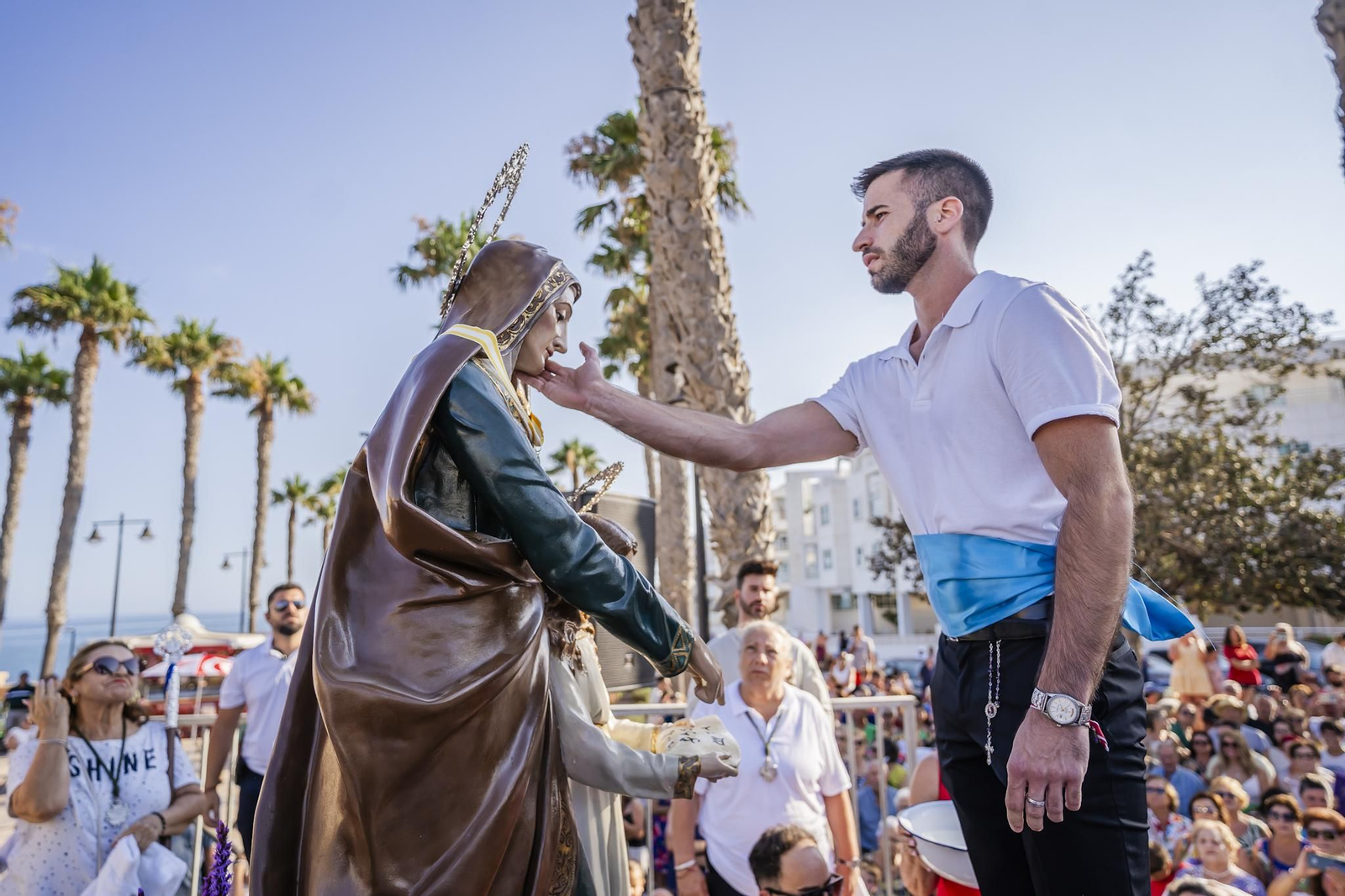 La procesión de la Virgen del Carmen y Santa Ana pone el broche final a las fiestas del Puerto de Roquetas