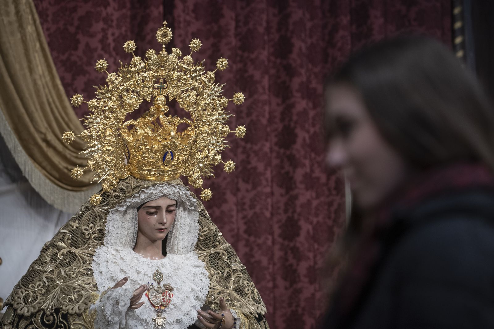 Las imágenes del besamanos de la Virgen de Gracia y Esperanza de San Roque