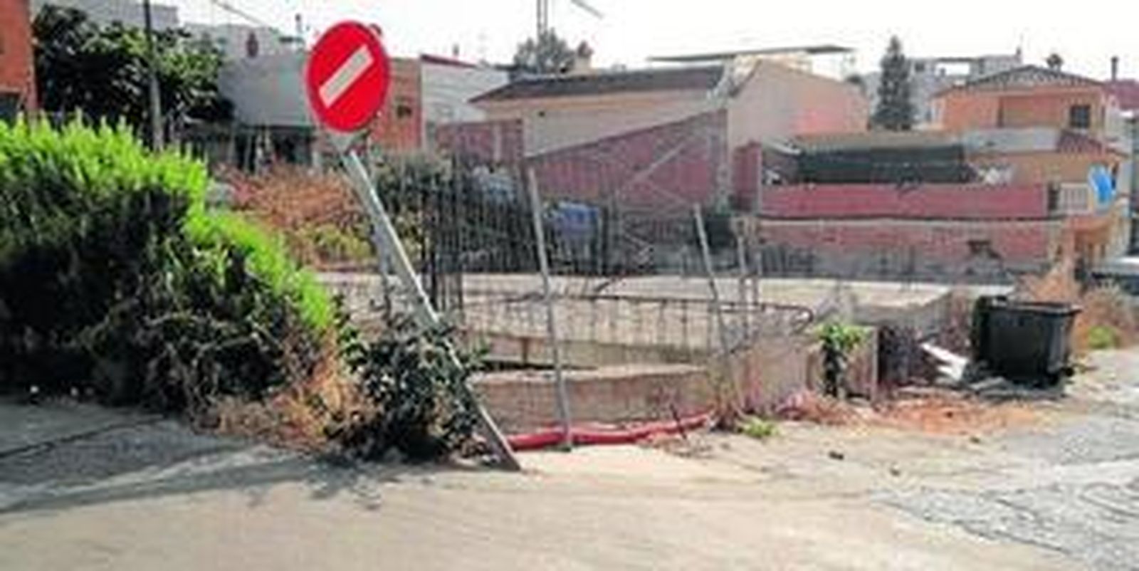 Imagen de la parcela con el vallado erosionado pese a la petición de cierre de Urbanismo.