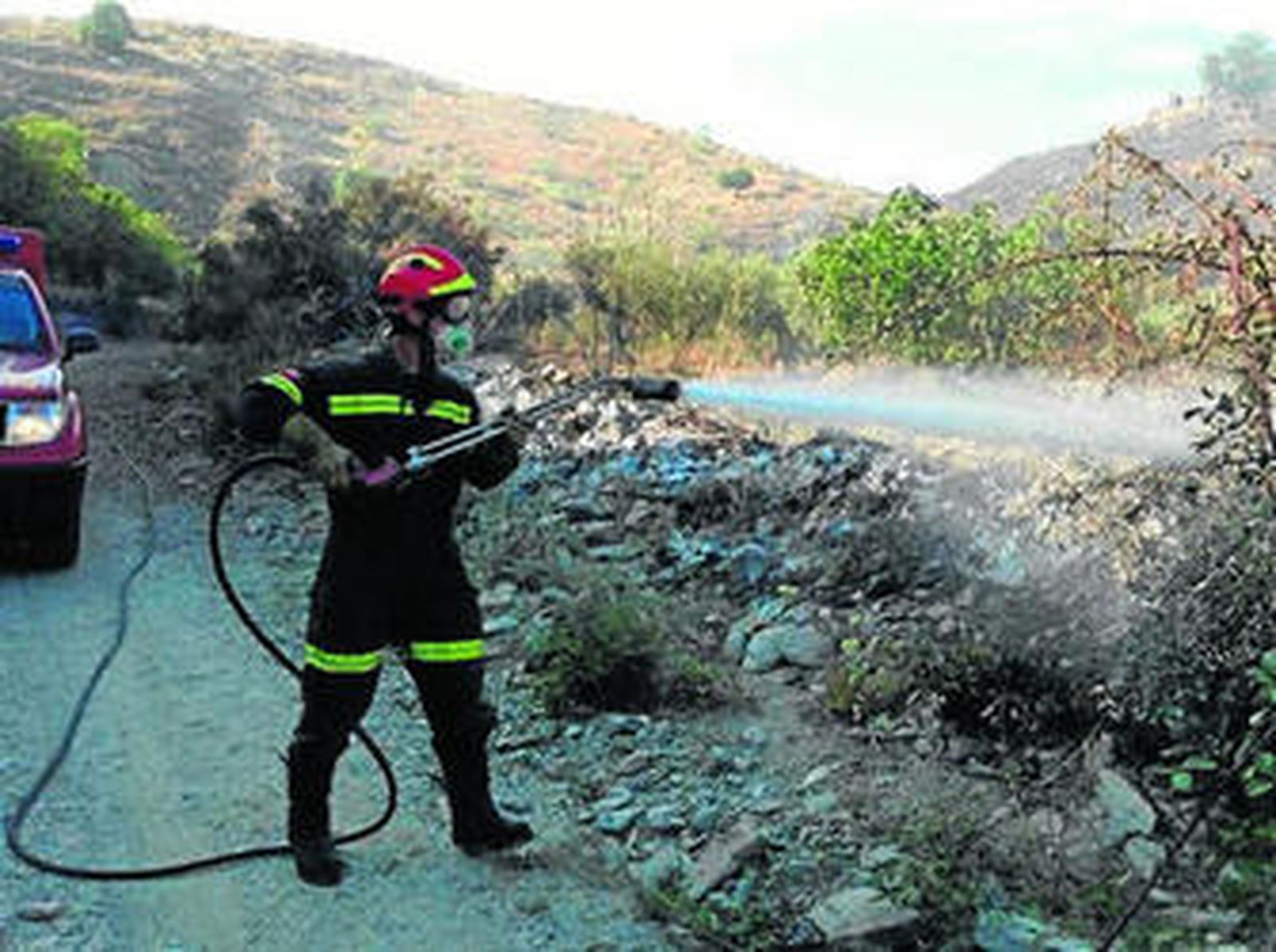 Un bombero en tareas de extinción.