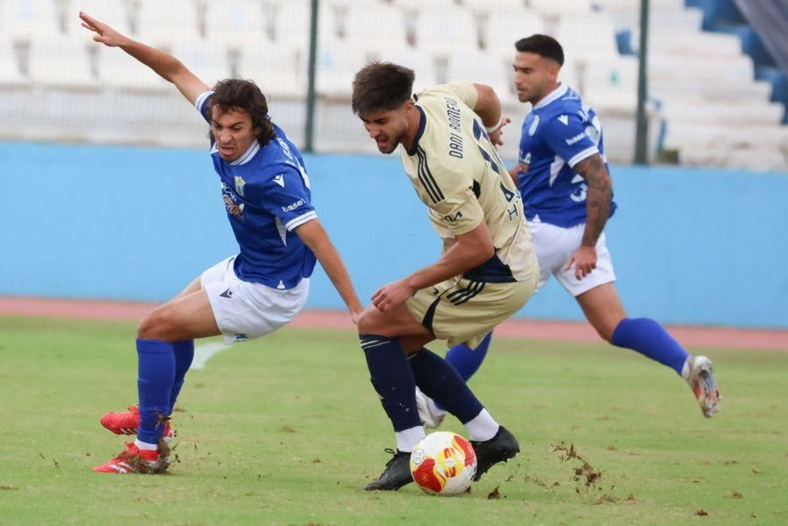 Dani Romero trata de llevarse el balón.