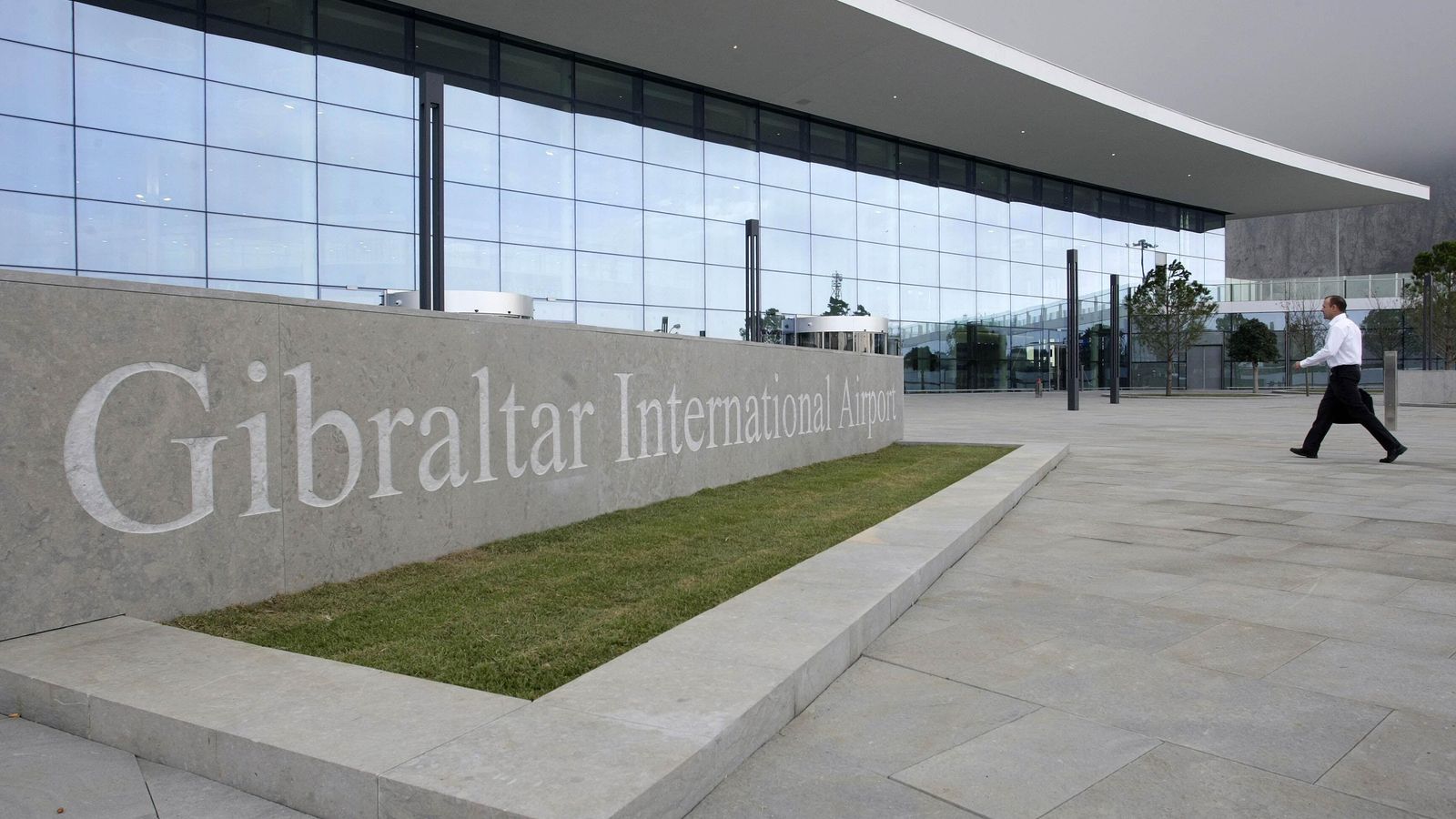Entrada a la terminal del aeropuerto de Gibraltar en la actualidad. Entrada a la terminal del aeropuerto de Gibraltar en la actualidad.