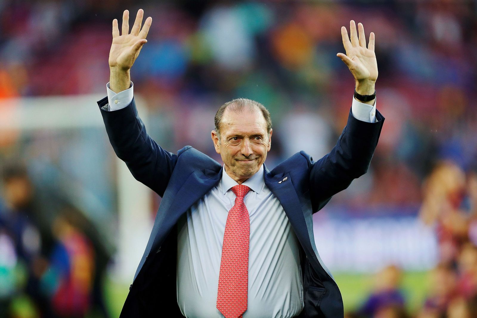 Quini saluda en una imagen tomada el 23 de abril de 2016 en uno de los muchos homenajes que recibió.