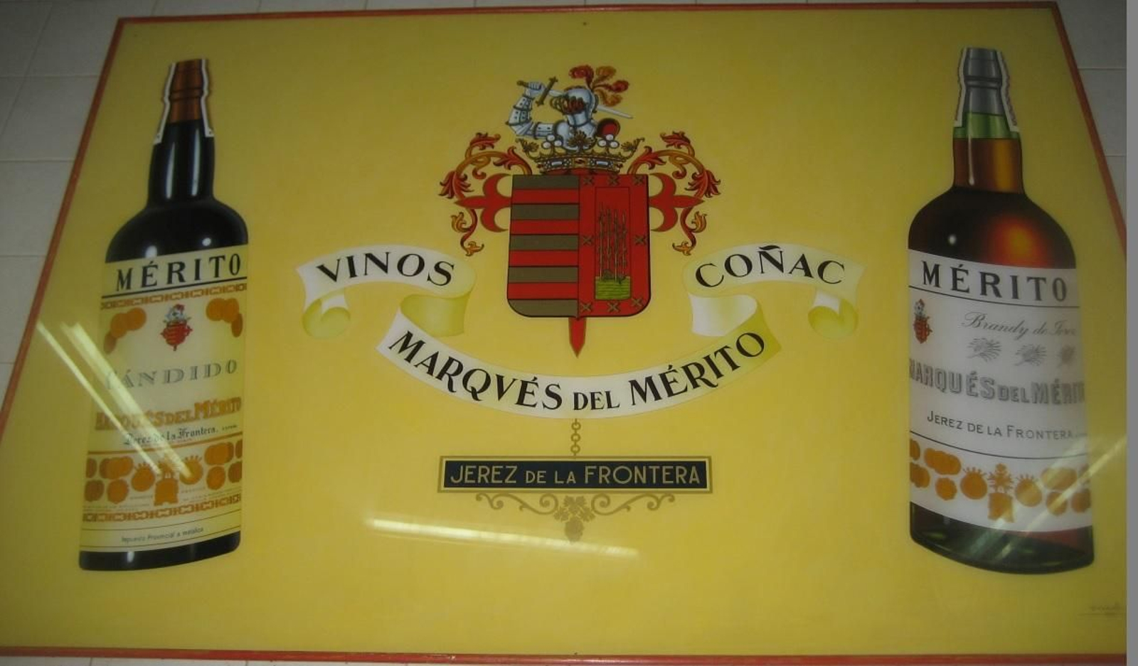 Luna de cristal que se puede ver en el bar La Moderna, en Jerez.