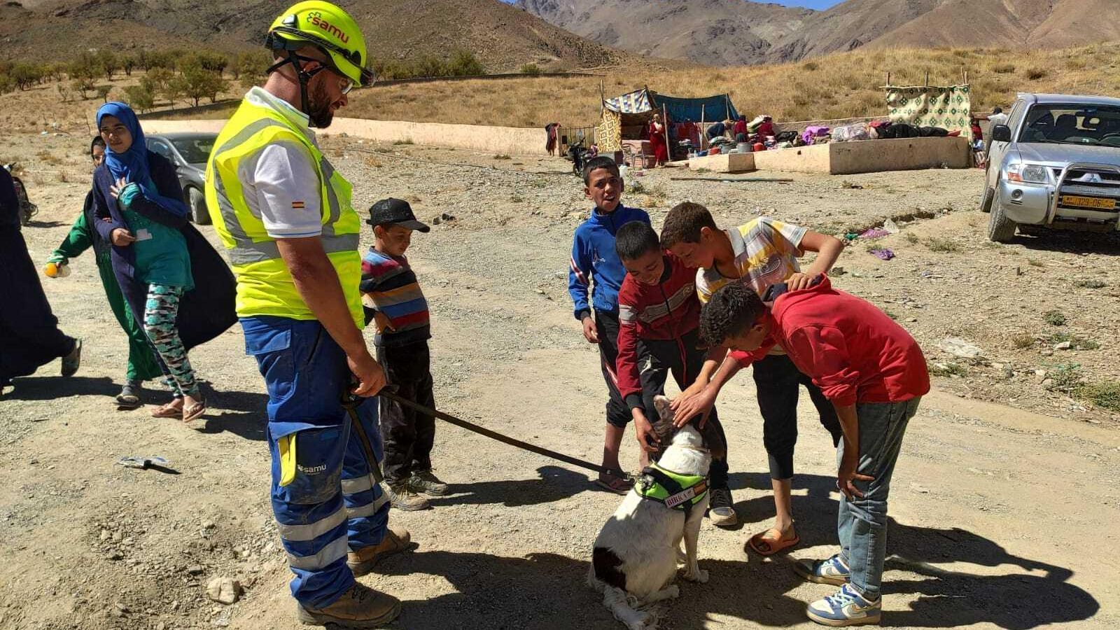 Rescatistas junto a los lugareños.
