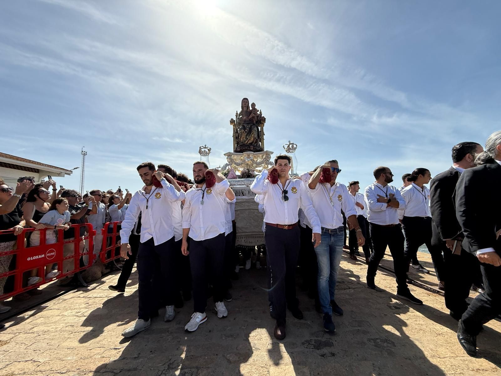 Imágenes del traslado de la Virgen de La Bella hasta el Muelle de Levante este domingo