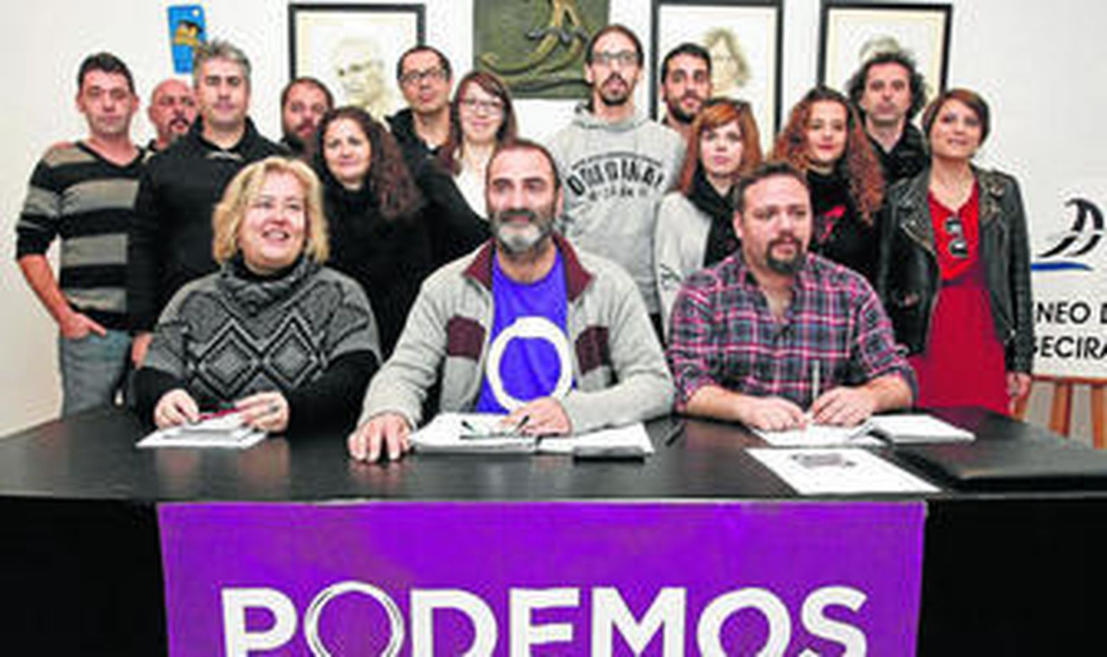 Foto de familia en torno al secretario general, Ricardo Sánchez, donde aparecen los principales responsables de las cinco secretarías de Podemos.