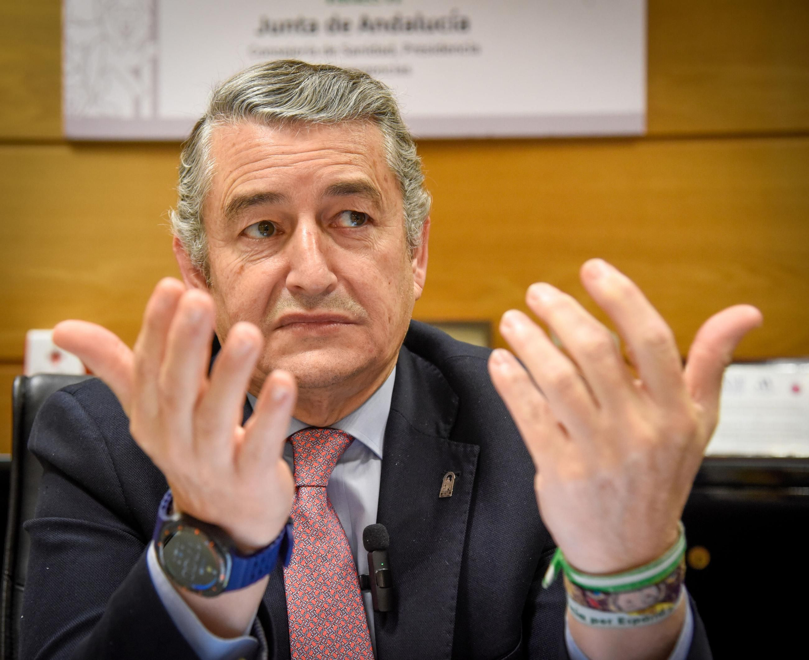 El consejero de Sanidad, Presidencia y Emergencias, Antonio Sanz, en un momento de la entrevista.