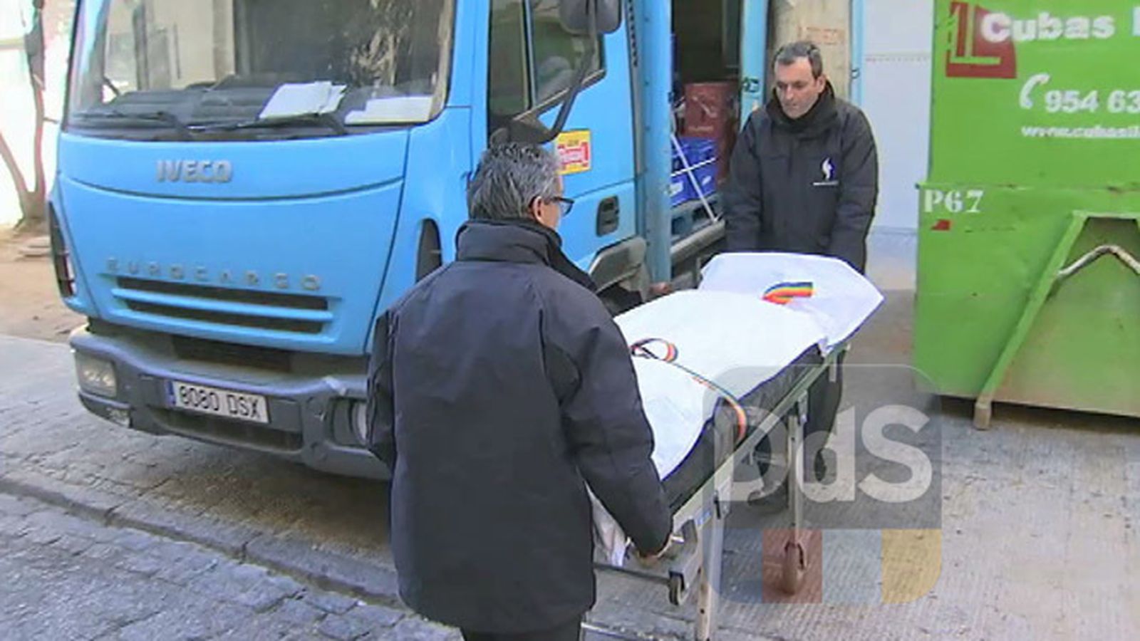 Los servicios funerarios sacan el cadáver del hotel.