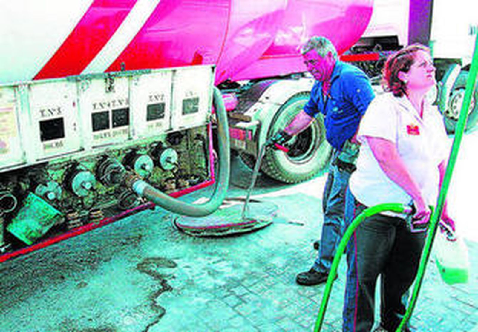 Un camión suministra carburantes a los depósitos de una gasolinera de Jerez.
