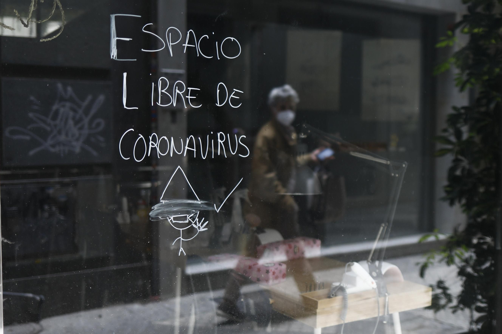 Un local 'se anuncia' sin coronavirus en Granada