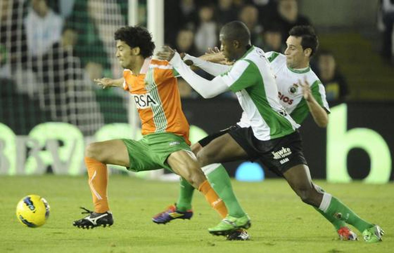 El Betis acumula su sexta derrota seguida tras caer con el Racing en Santander (1-0). / LOF