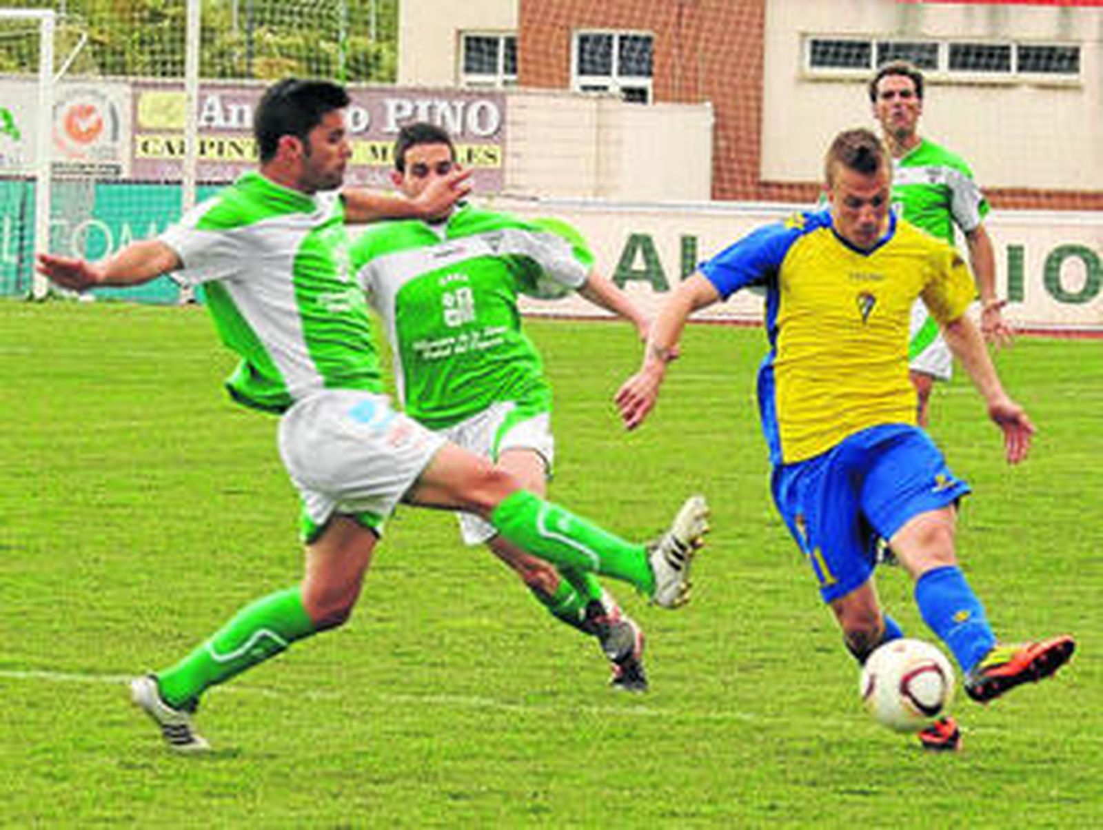 Un lance del encuentro que Villanovense y Cádiz disputaron el pasado domingo.