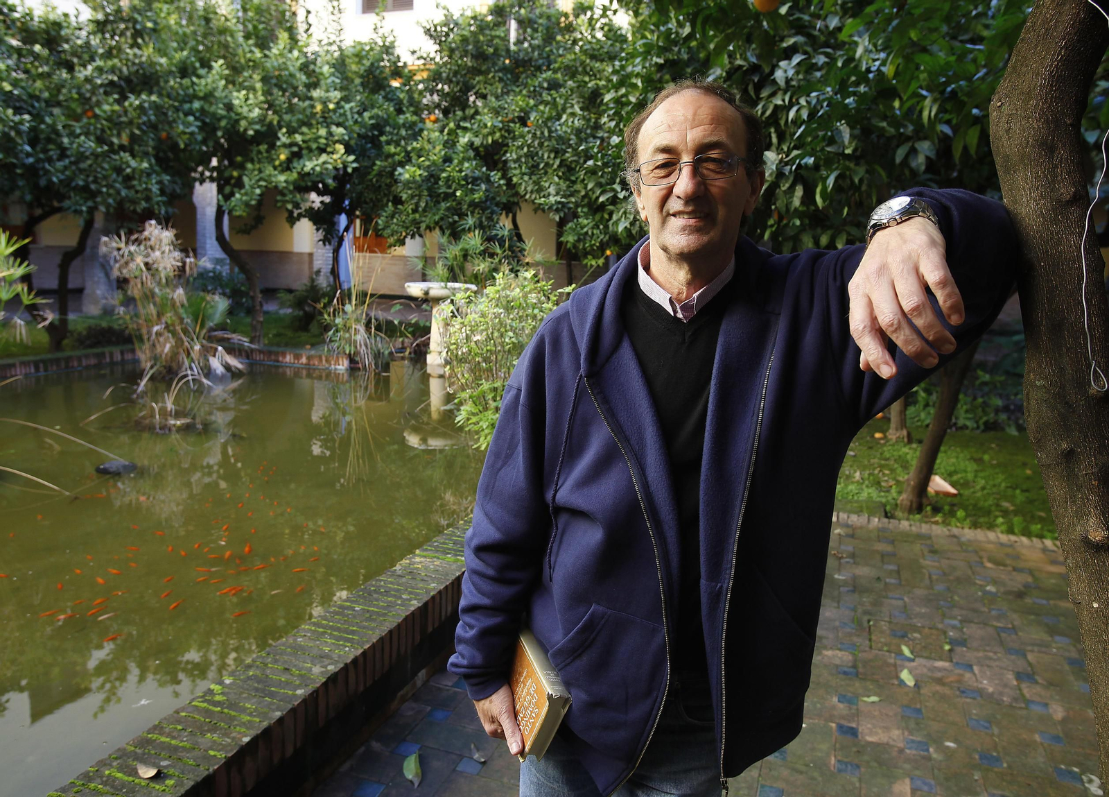 Javier Rodrígiuez, en el patio de los Dominicos de Sevilla, con una biografía de Santo Domingo de Guzmán.