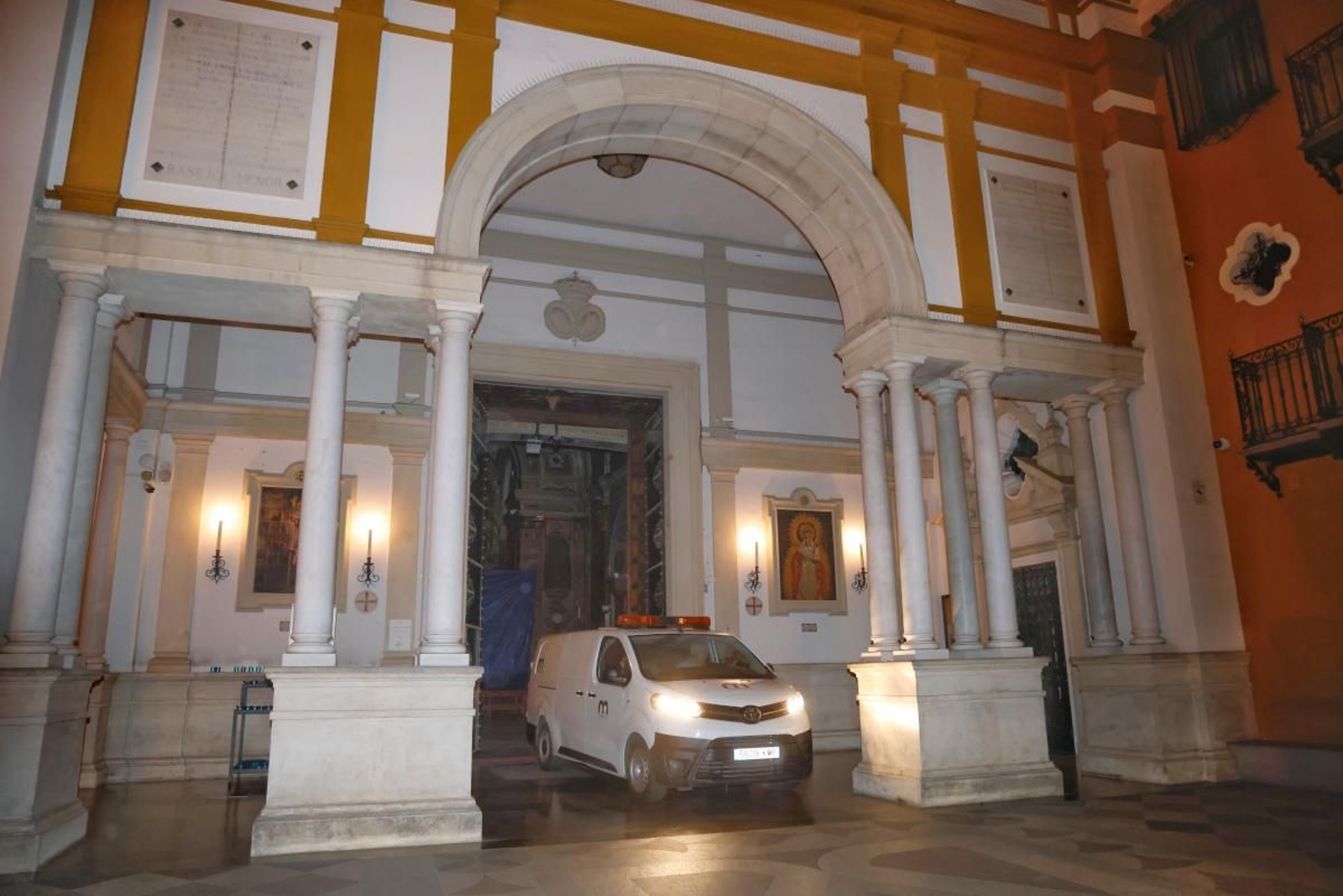 Una furgoneta fúnebre se encargará de sacar los restos de Queipo de Llano y su mujer.