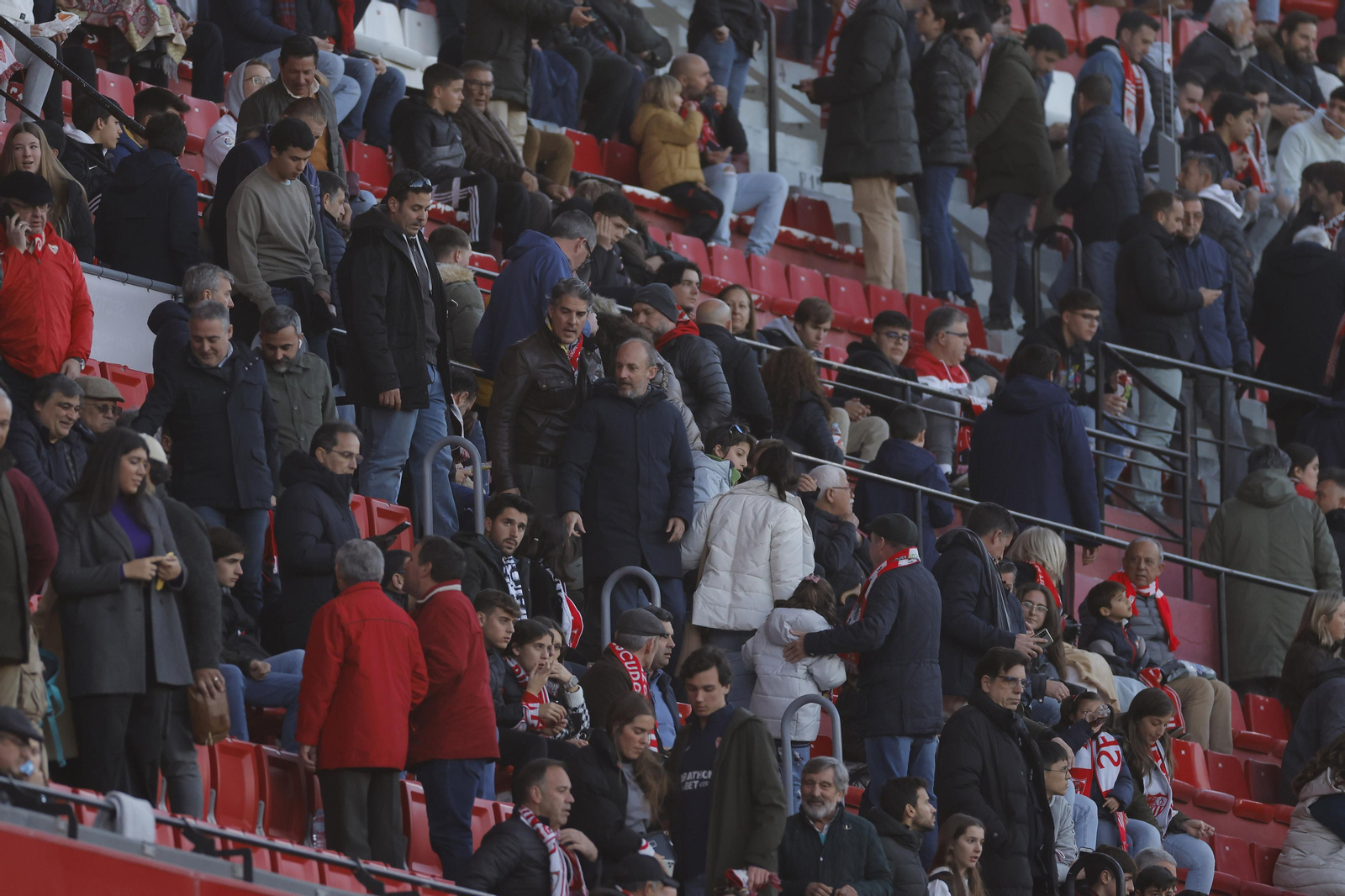 Búscate en las fotos del Sevilla-Elche