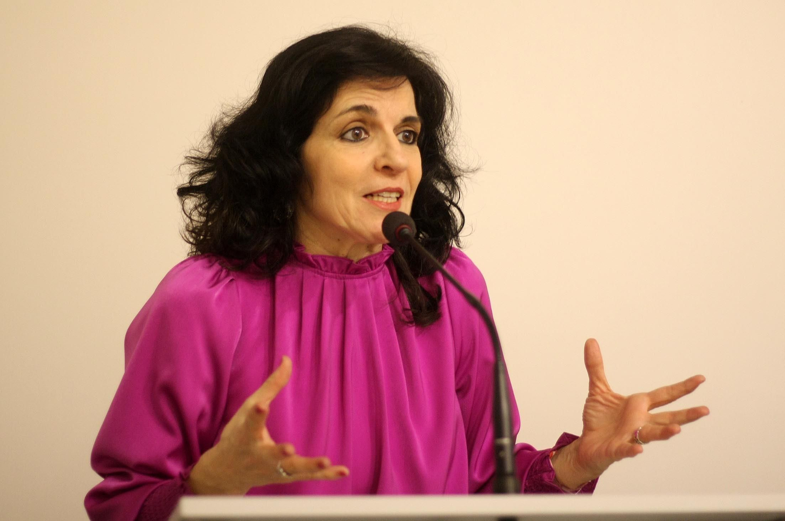 Imágenes de la mesa redonda "La presencia de la mujer en el periodismo" y exposición fotográfica "Pioneras", en el Centro de Comunicación Jesús Hermida, Huelva