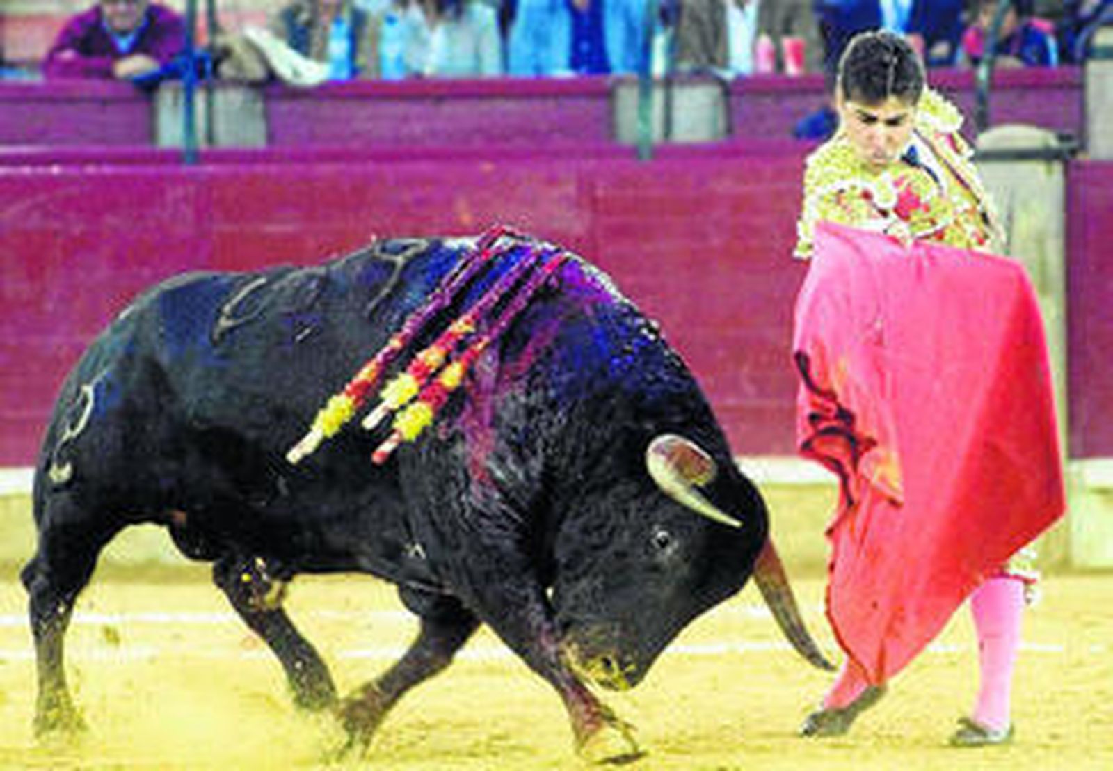 El diestro Javier Valverde ayer en el toro de su despedida de los ruedos en la plaza de Zaragoza.