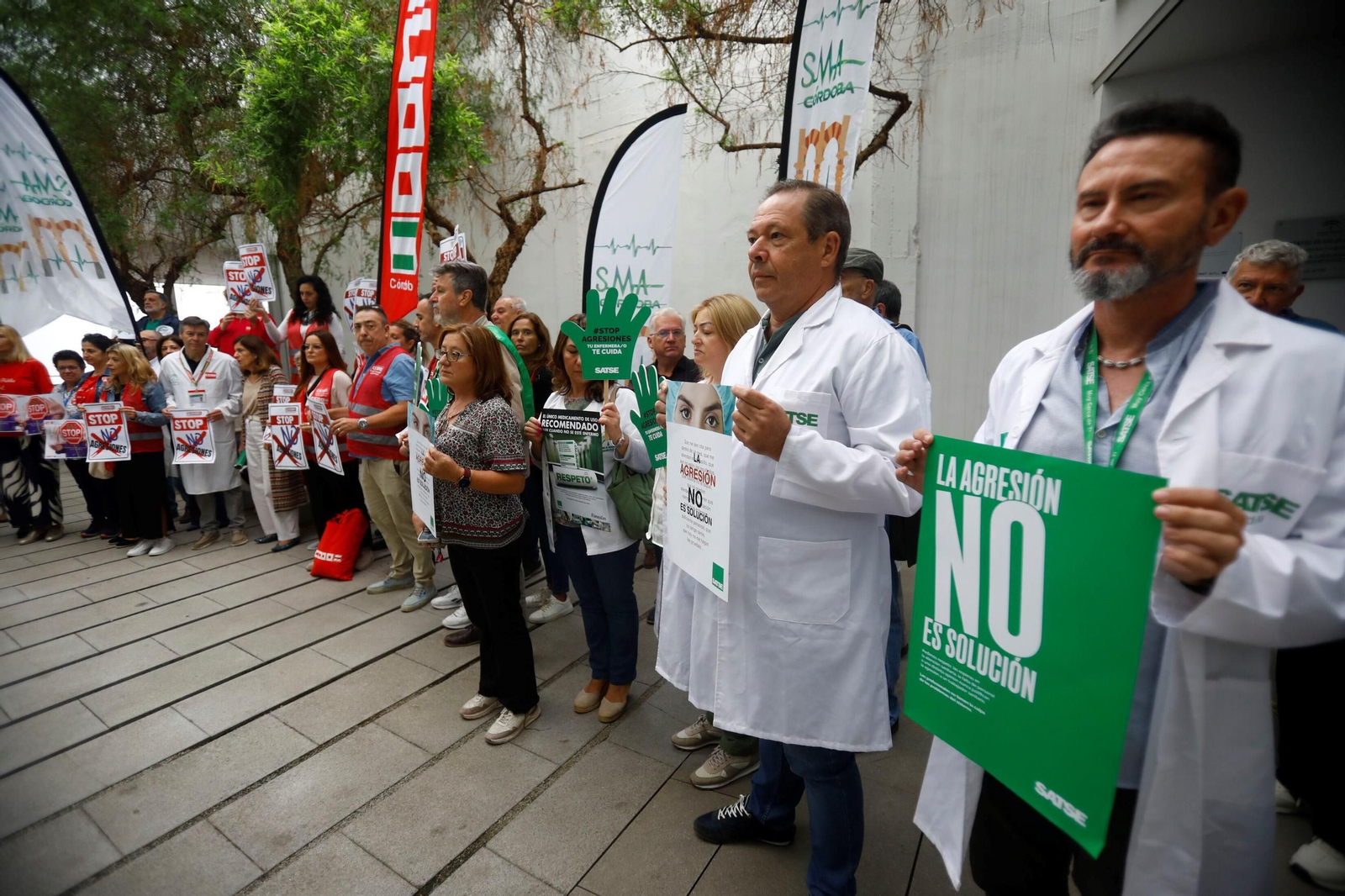 La concentración contra las agresiones al personal sanitario en el centro de salud Lucano