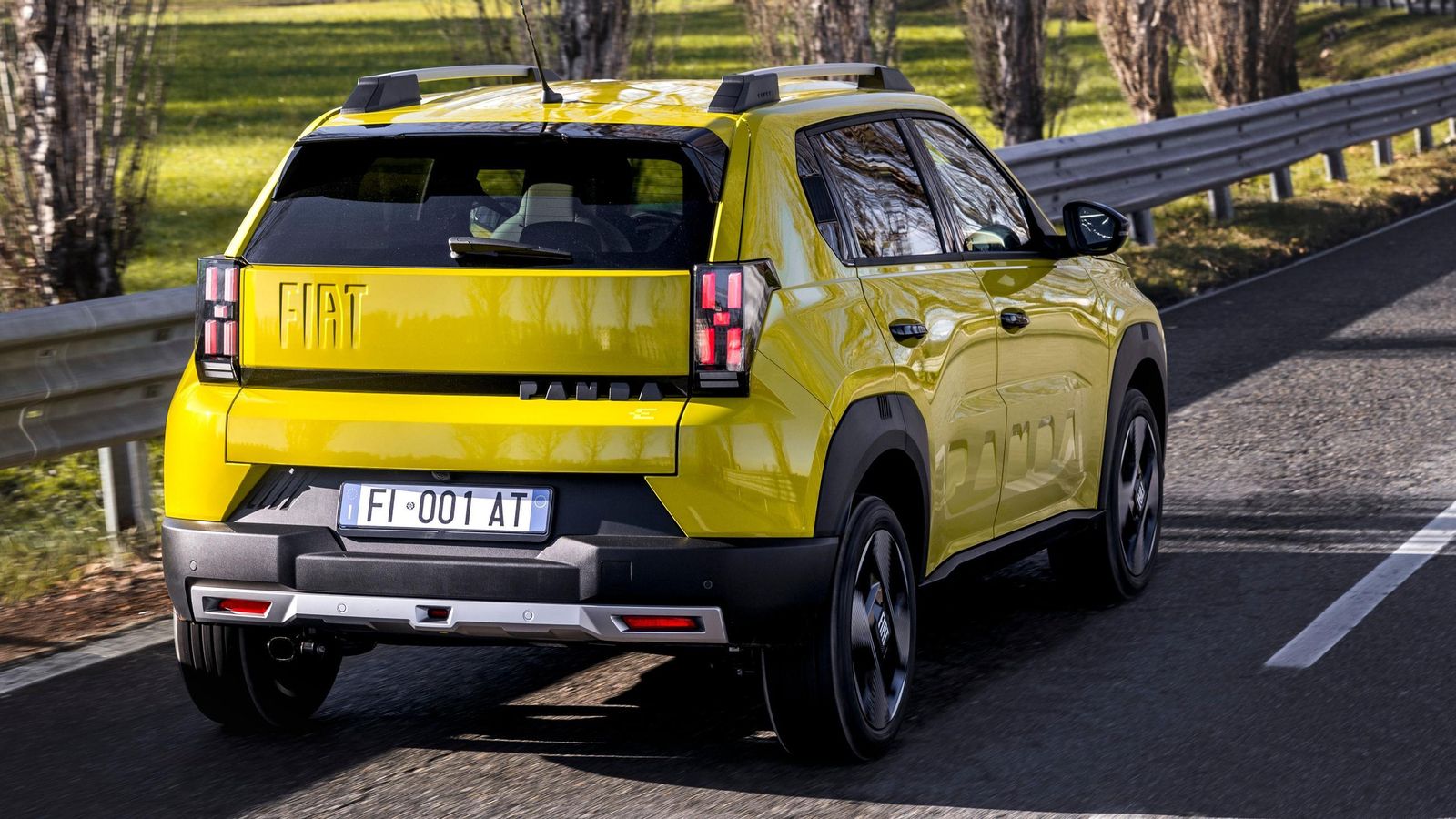 El Grande Panda es más largo, ancho y alto que el Panda que aún se comercializa en versión Hybrid de 70 CV y desde unos 15.000 euros