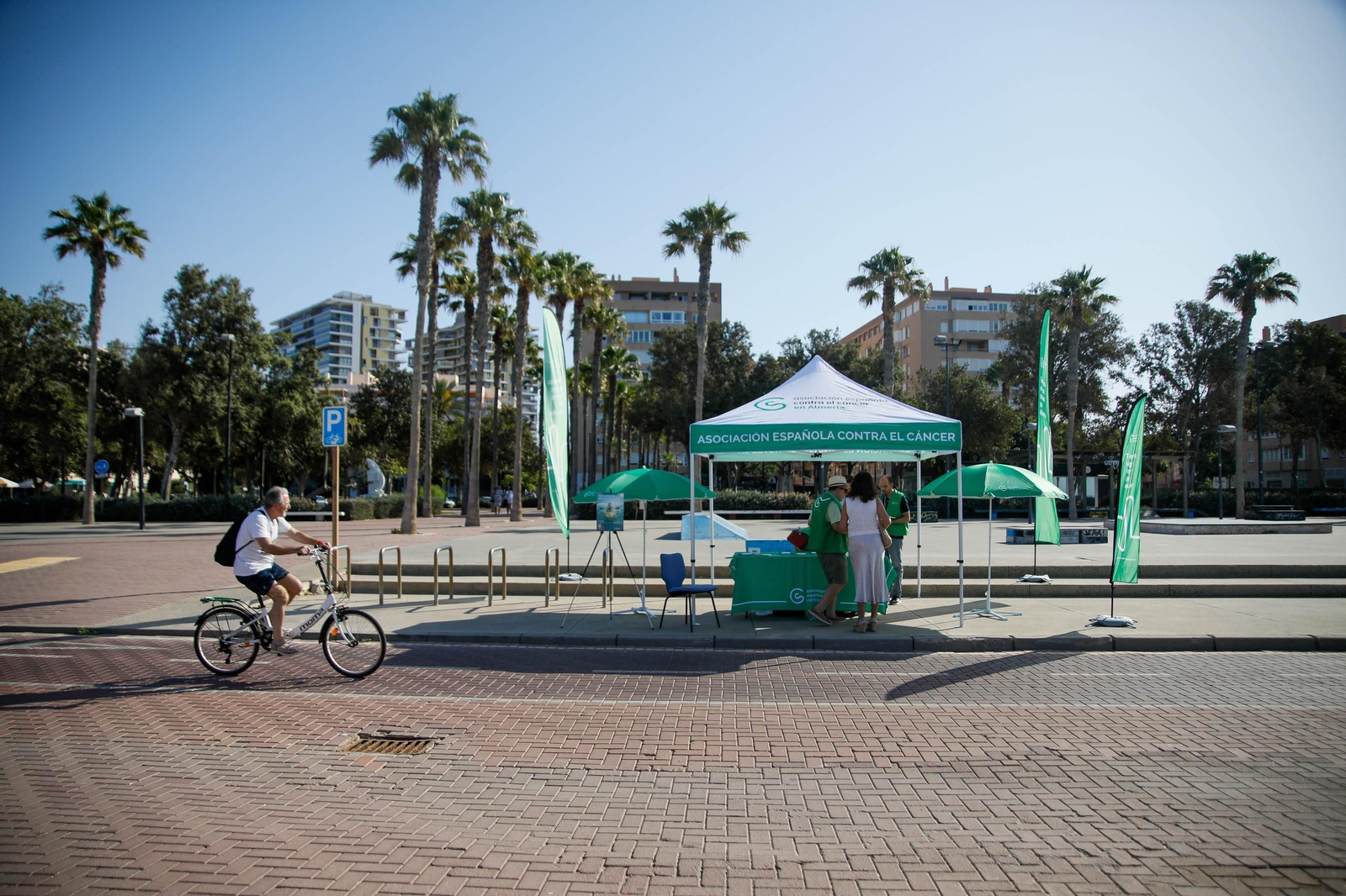 Las imágenes de la carpa informativa sobre prevención del cáncer de piel en Almería