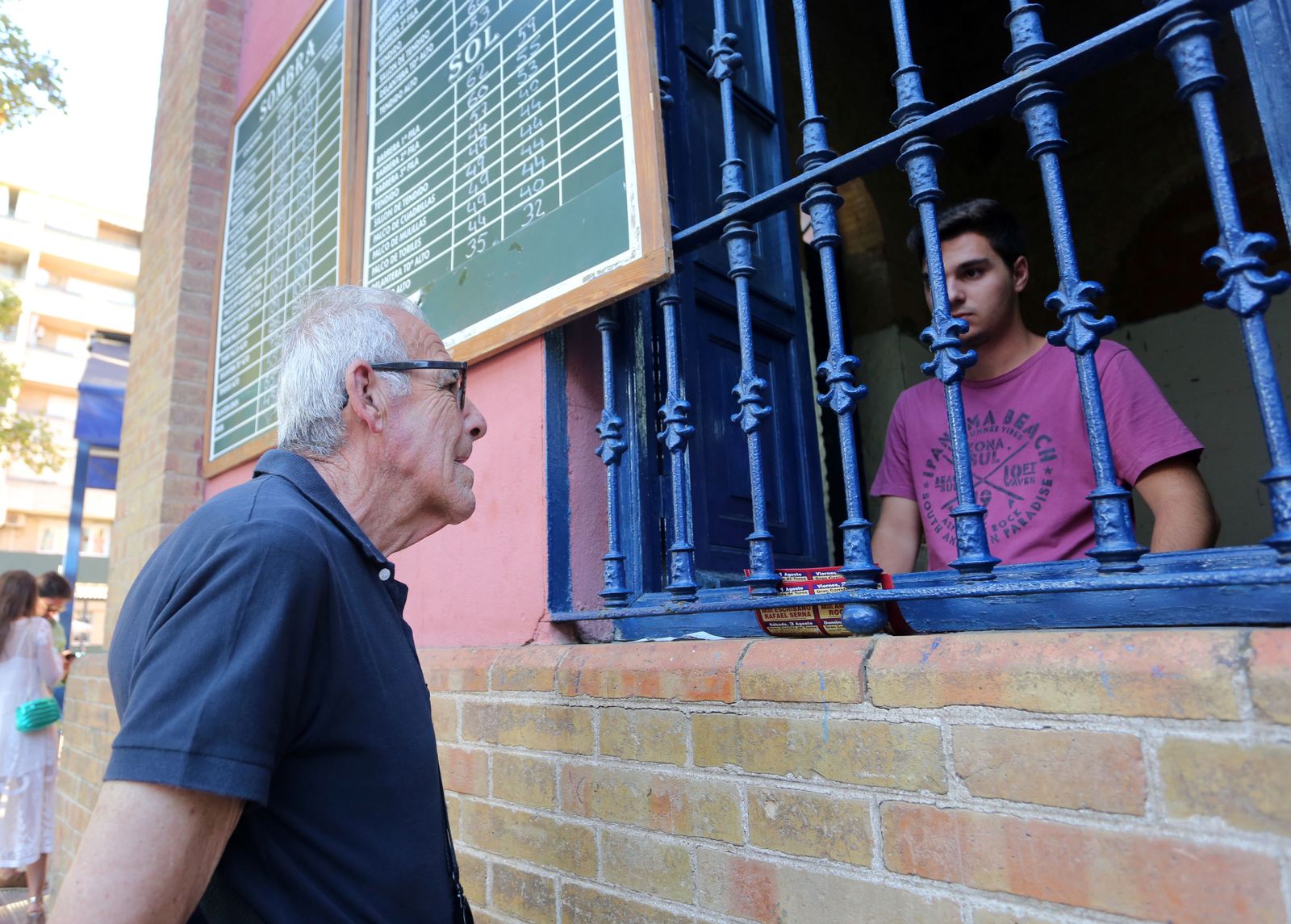 Imágenes del ambiente de la corrida del 2 de agosto en la Plaza de Toros de la Merced