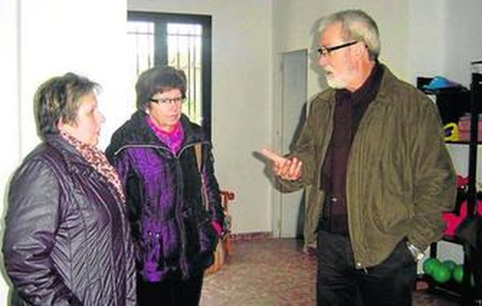 Las representantes de la organización, con el concejal de Servicios y Obras, del municipio.