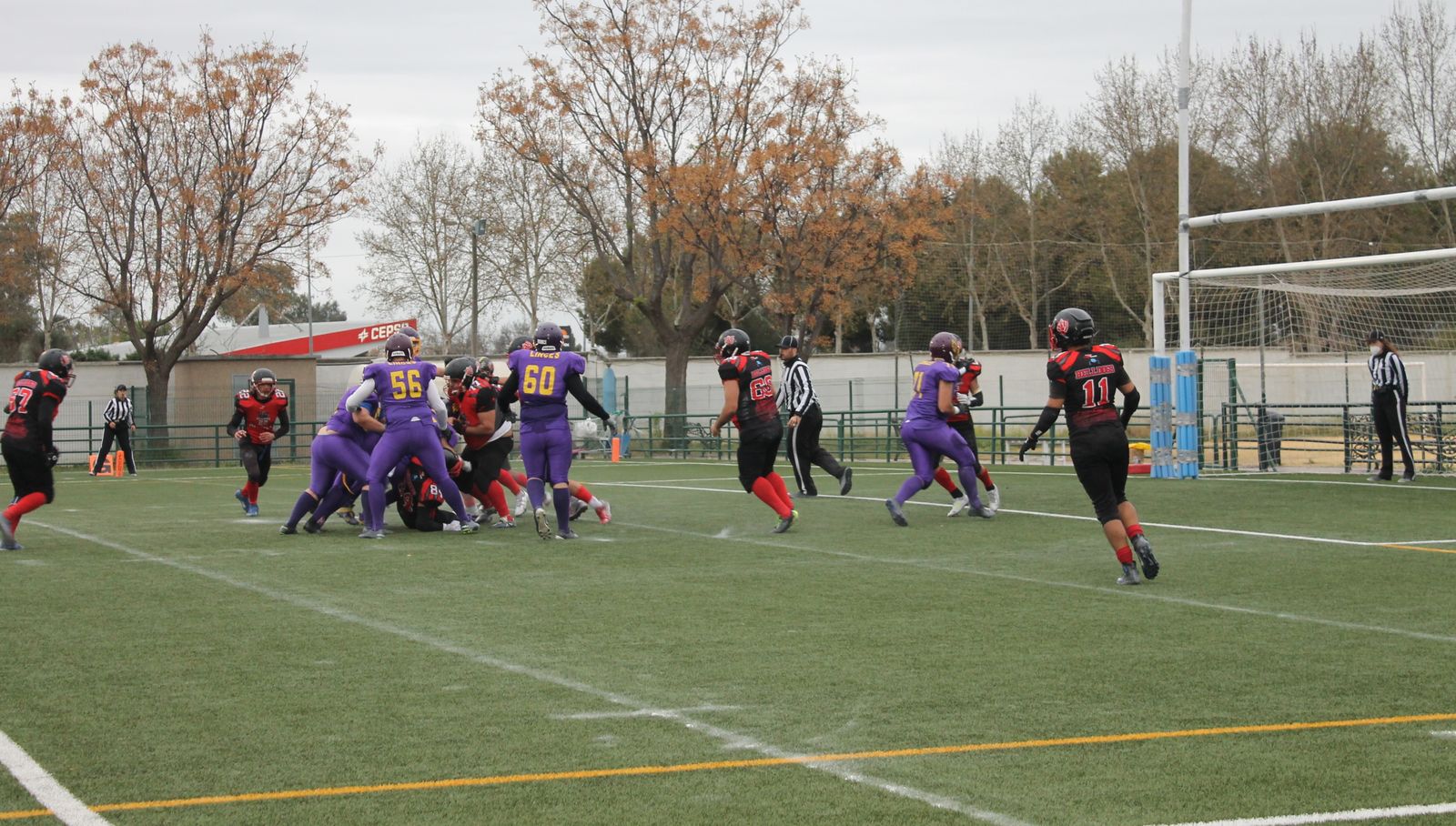 Helldogs defienden su endzone ante el avance de Sevilla Linces.