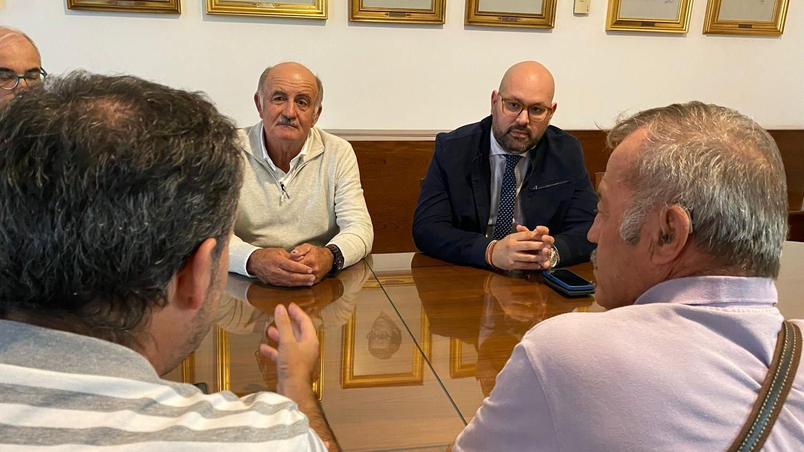 Un momento de la reunión con la comunidad de regantes.
