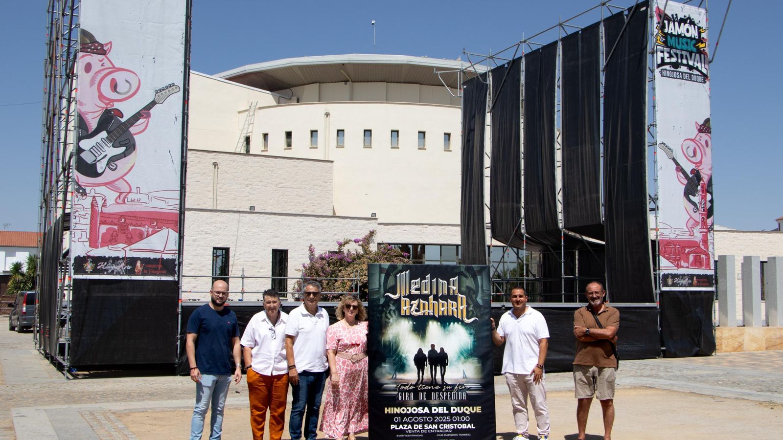 El alcalde de Hinojosa del Duque, Matías González, junto a su equipo en la Plaza San Cristóbal