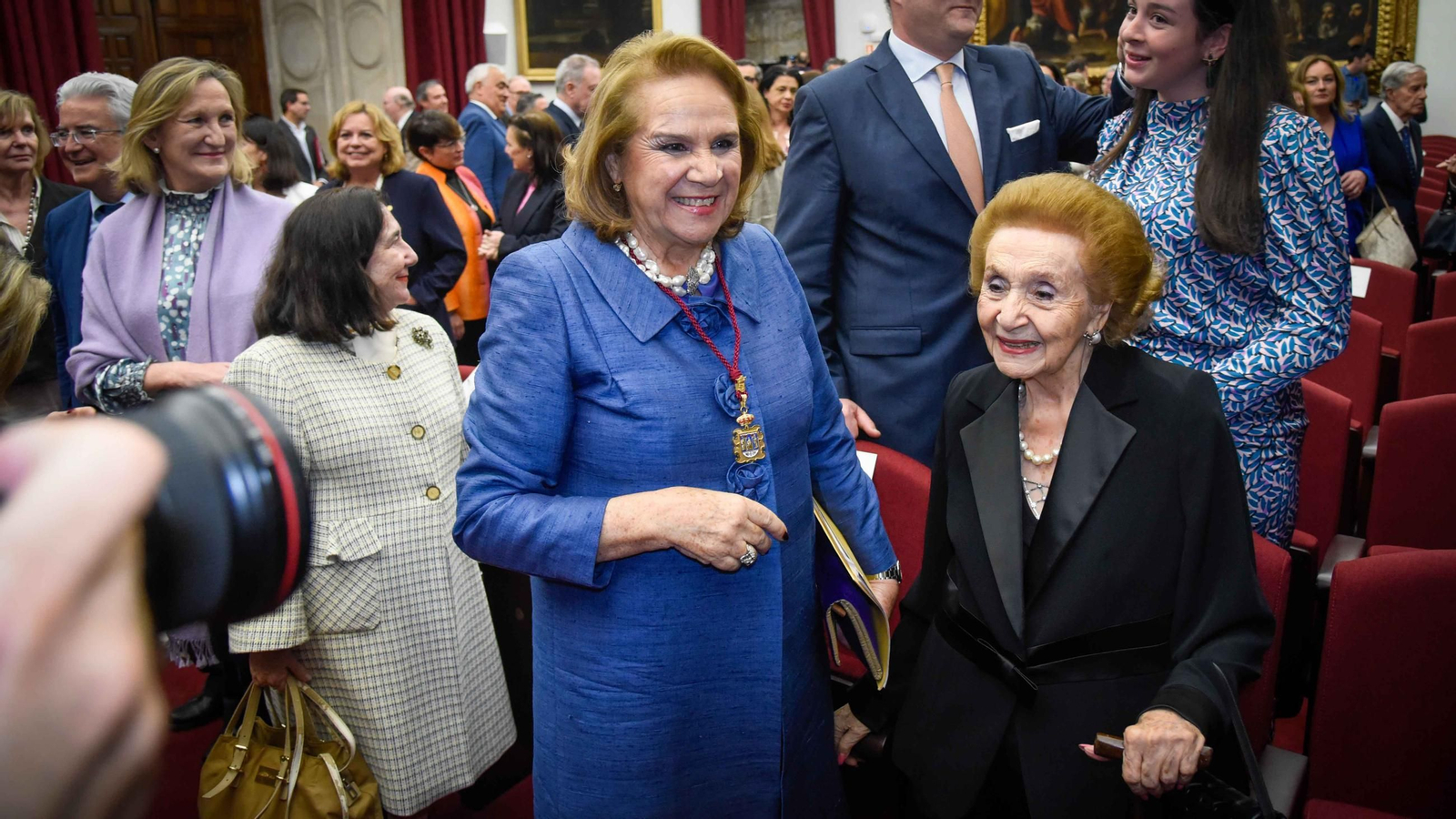 Imposición de la Medalla de la Universidad de Sevilla a Concha Yoldi