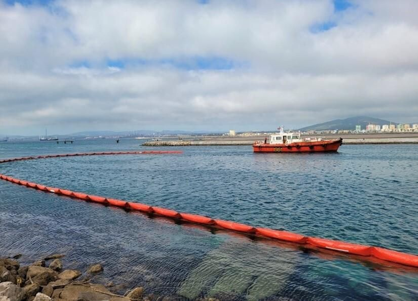 La barrera instalada alrededor del Puerto de Gibraltar.