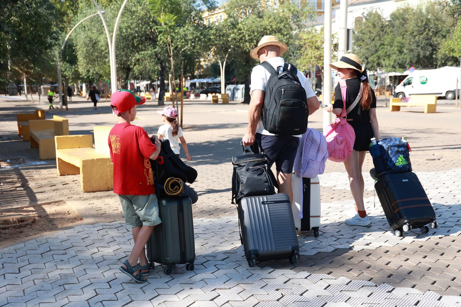 Turistas con maletas en la Alameda de Hércules de Sevilla.