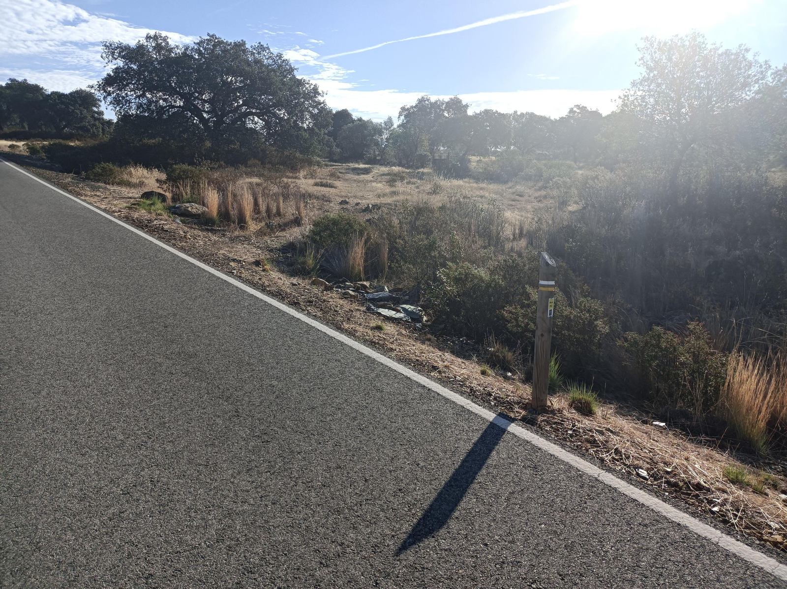 Se sale por la derecha de la misma otra vez.