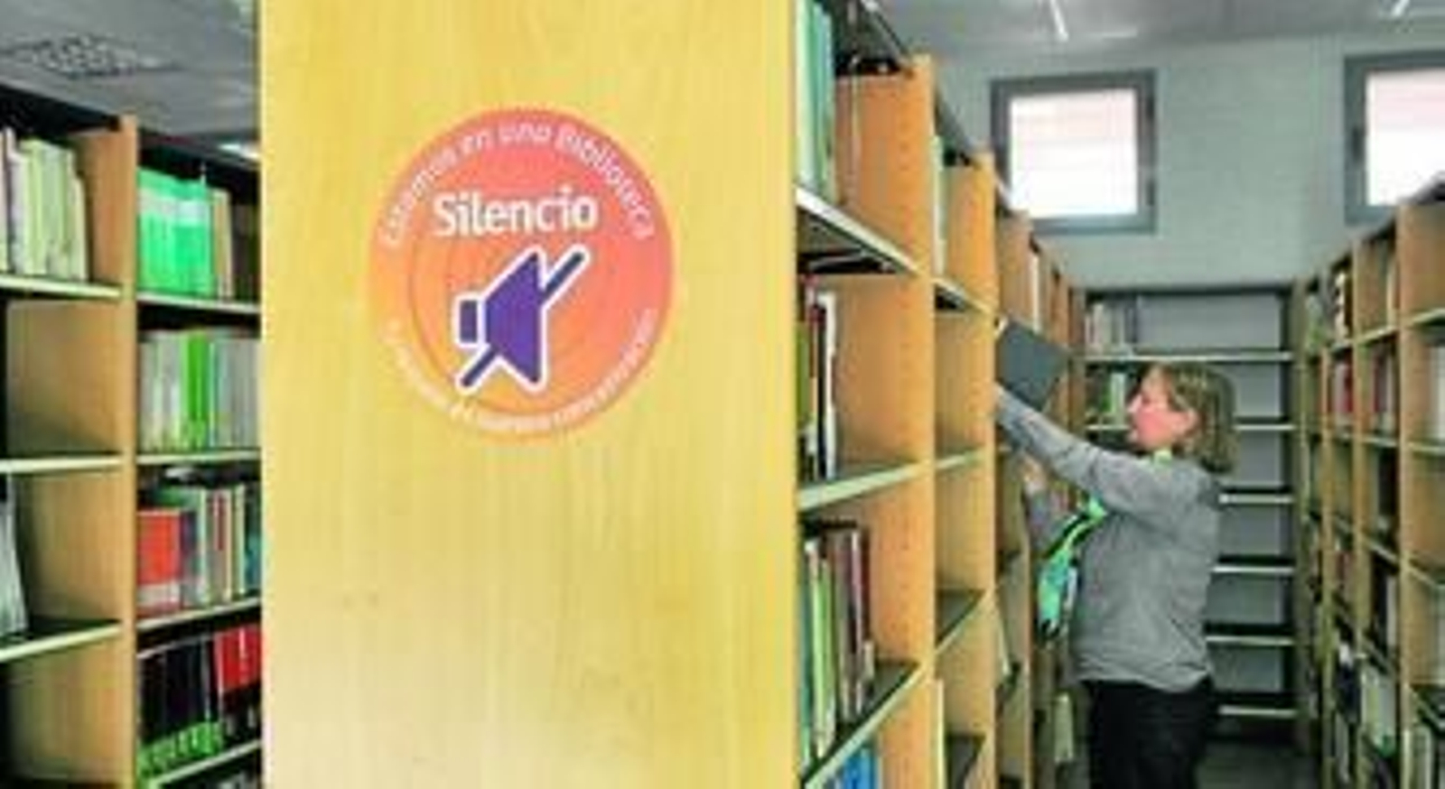 La dirección de la biblioteca ha inundado de carteles y pegatinas las diferentes espacios de estudio del centro.