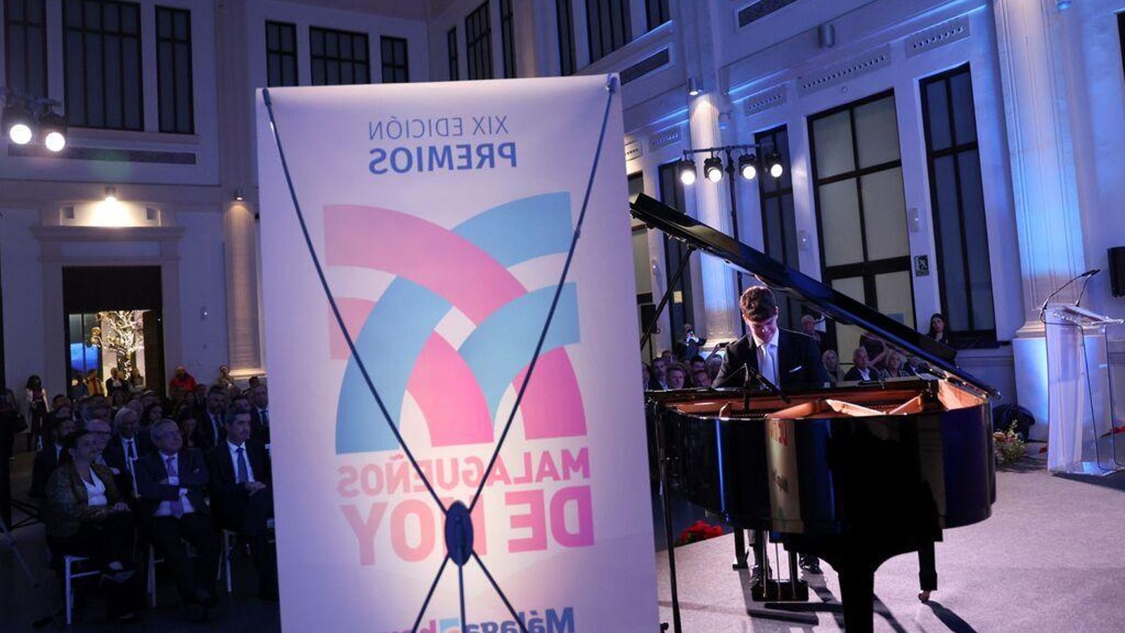 Castilla, al piano durante su actuación en la gala de entrega de los premios.