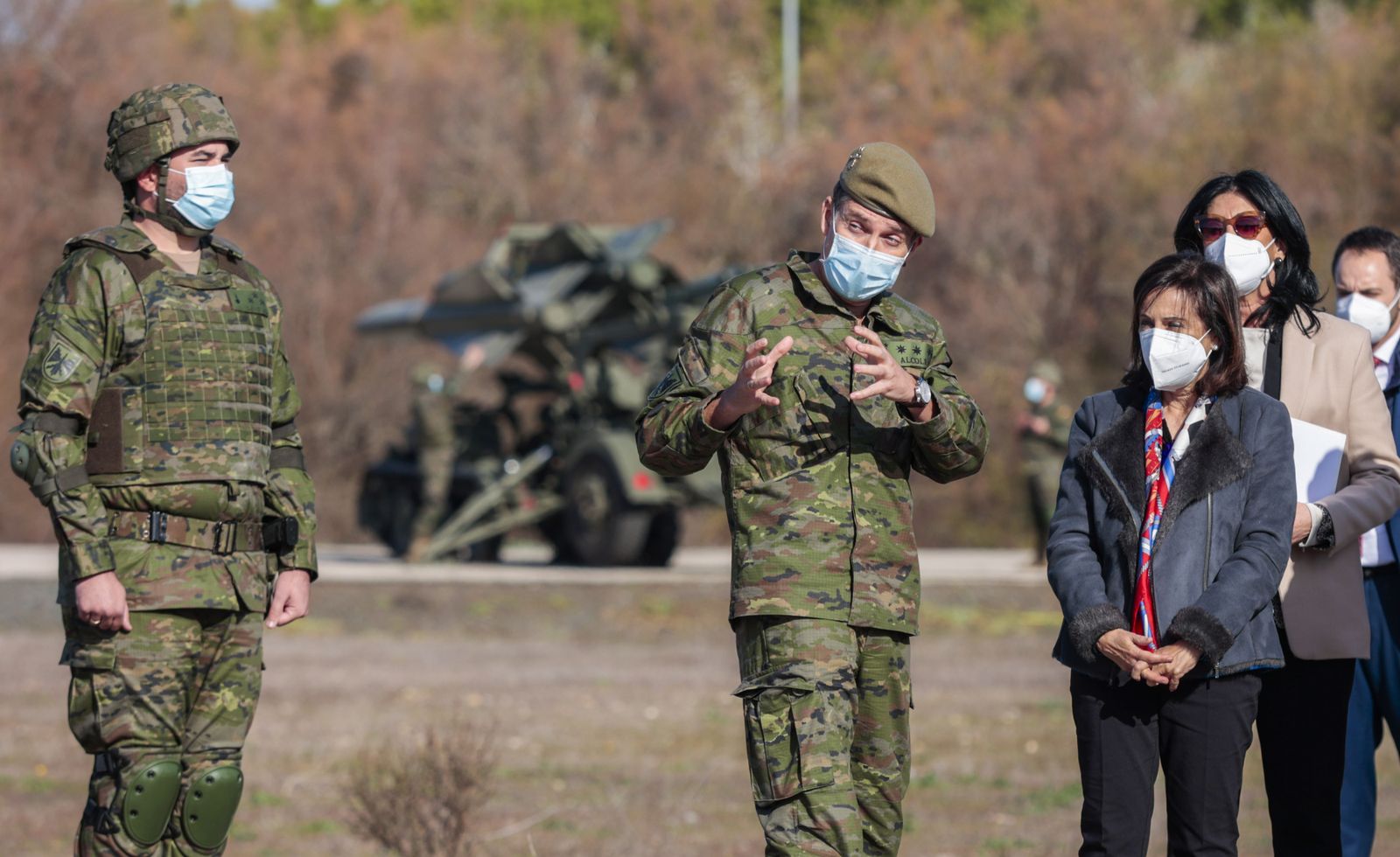 La visita de Margarita Robles a la Base del Copero en imágenes