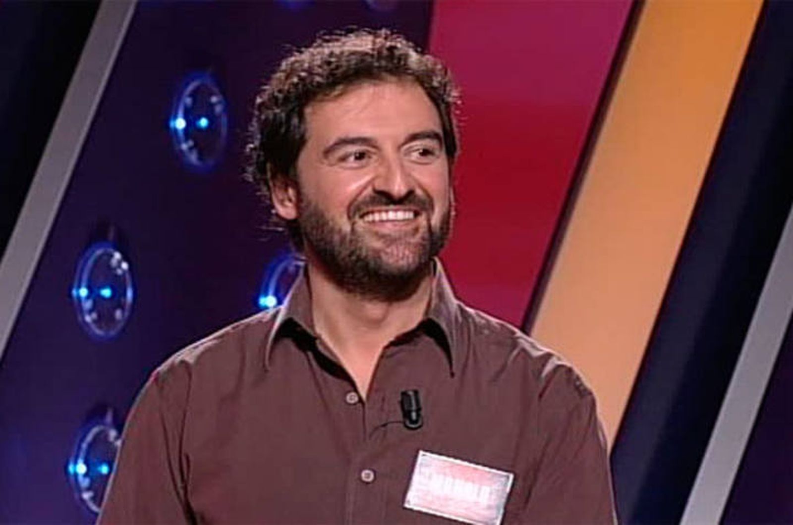 Jordi Hurtado, en el plató del programa con el logotipo del 20 aniversario.
